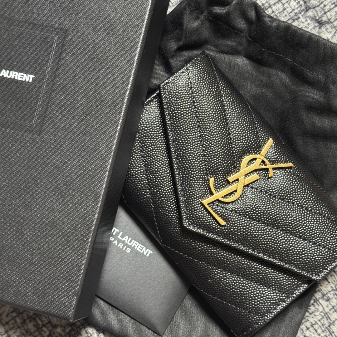 Saint Laurent Cassandre Matelasse Small Envelope Wallet in Grain de Poudre Embossed Leather Black Gold 착용 스타일