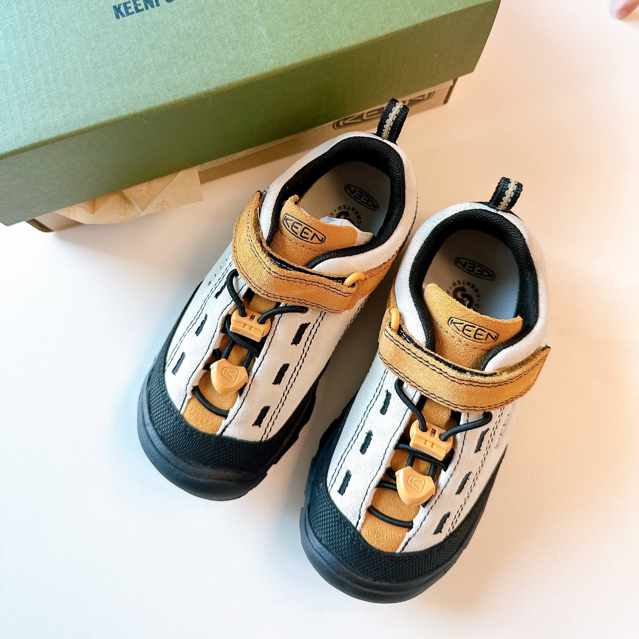 Keen Jasper II Children Sneakers Birch/Oak Buff 착용 스타일