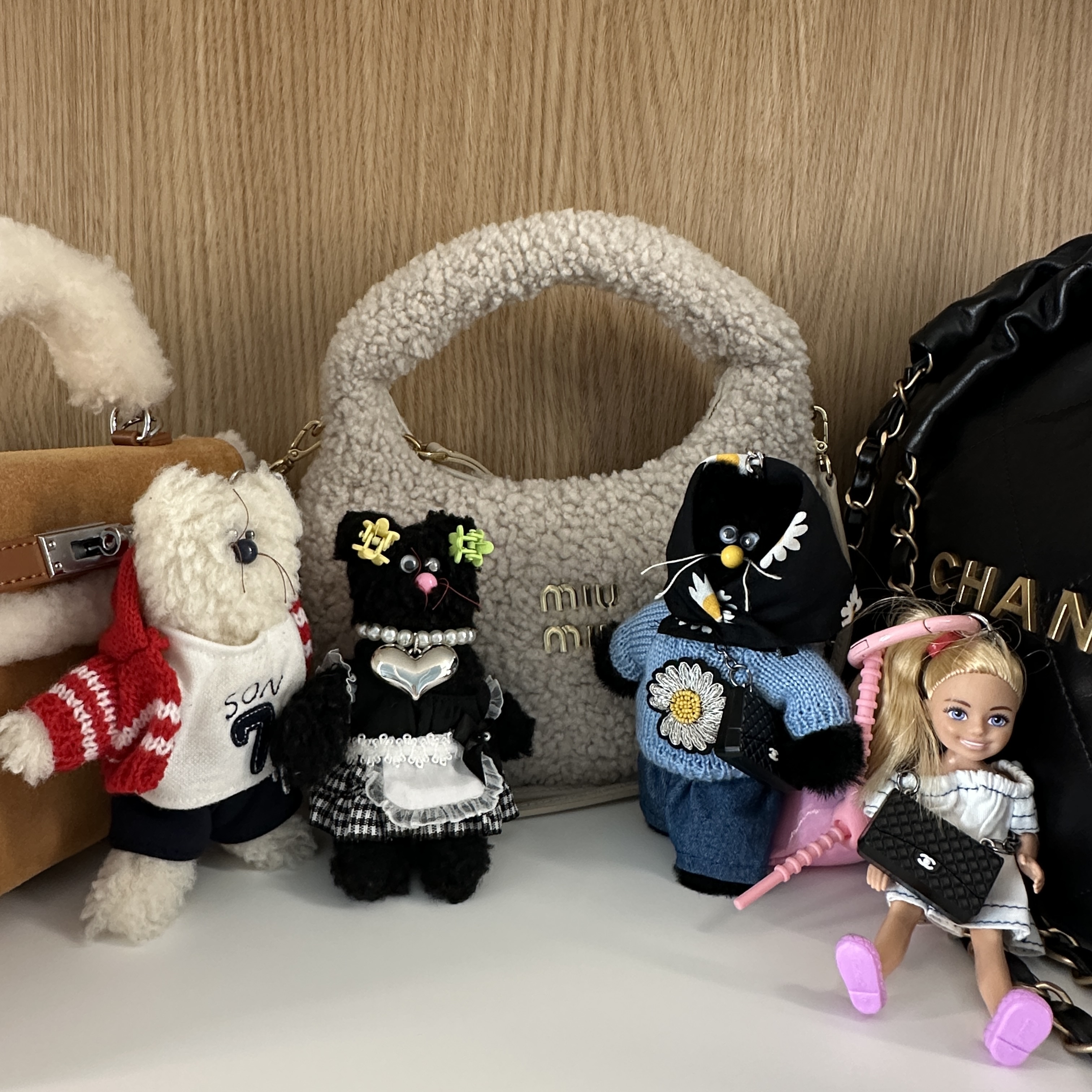 Monamhee x Peaceminusone Daihee Plush Keyring 착용 스타일 - 2