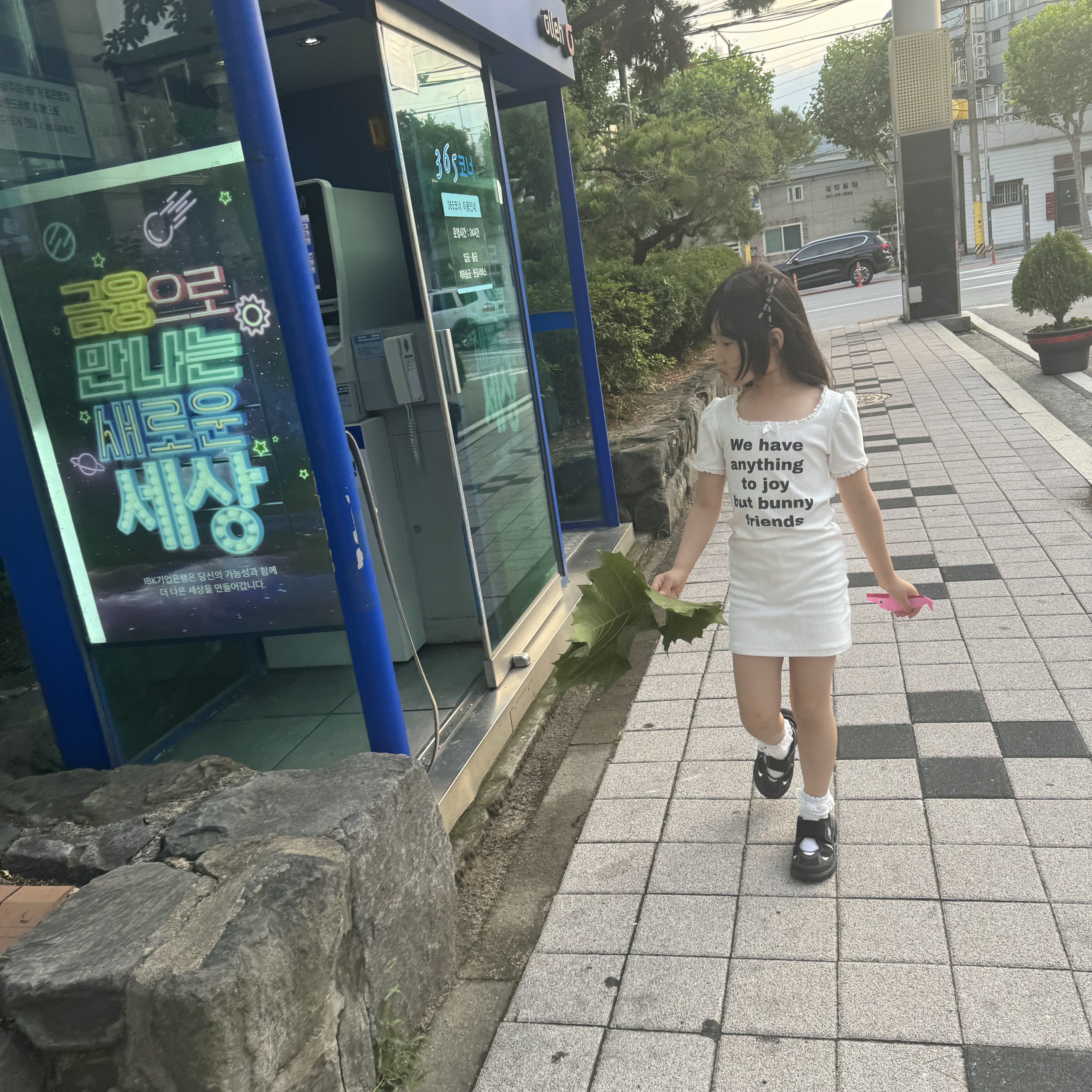 (키즈) 뉴발란스 프리들 920 샌들 블랙 착용 스타일 - 1