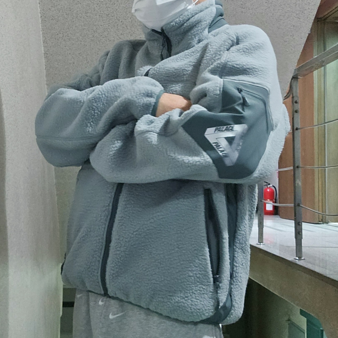 Palace Thermalite Fleece Jacket Grey - 23FW, Nike NRG Swoosh Logo Pants Grey Heather 착용 스타일 - 4