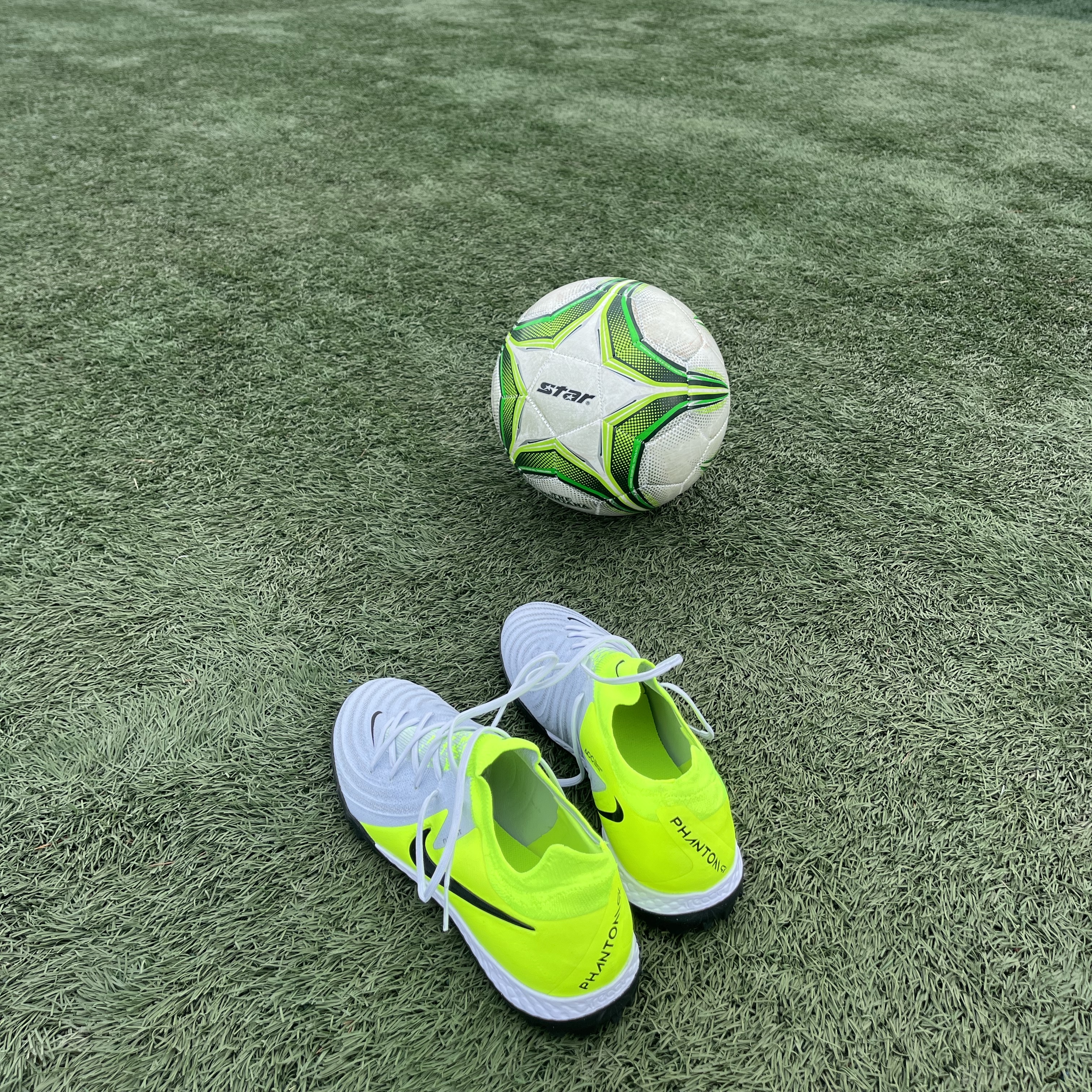 Nike Phantom GX 2 Pro TF Metallic Silver Volt 착용 스타일