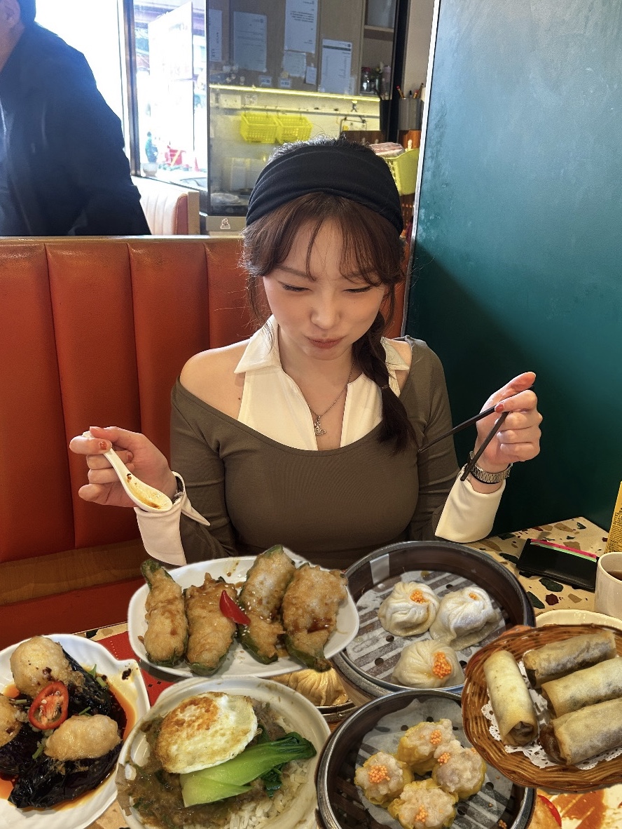 플레이 꼼데가르송 블랙 하트 니트 가디건 그레이, 아디다스 가젤 코어 블랙 팬톤 착용 스타일 - 5