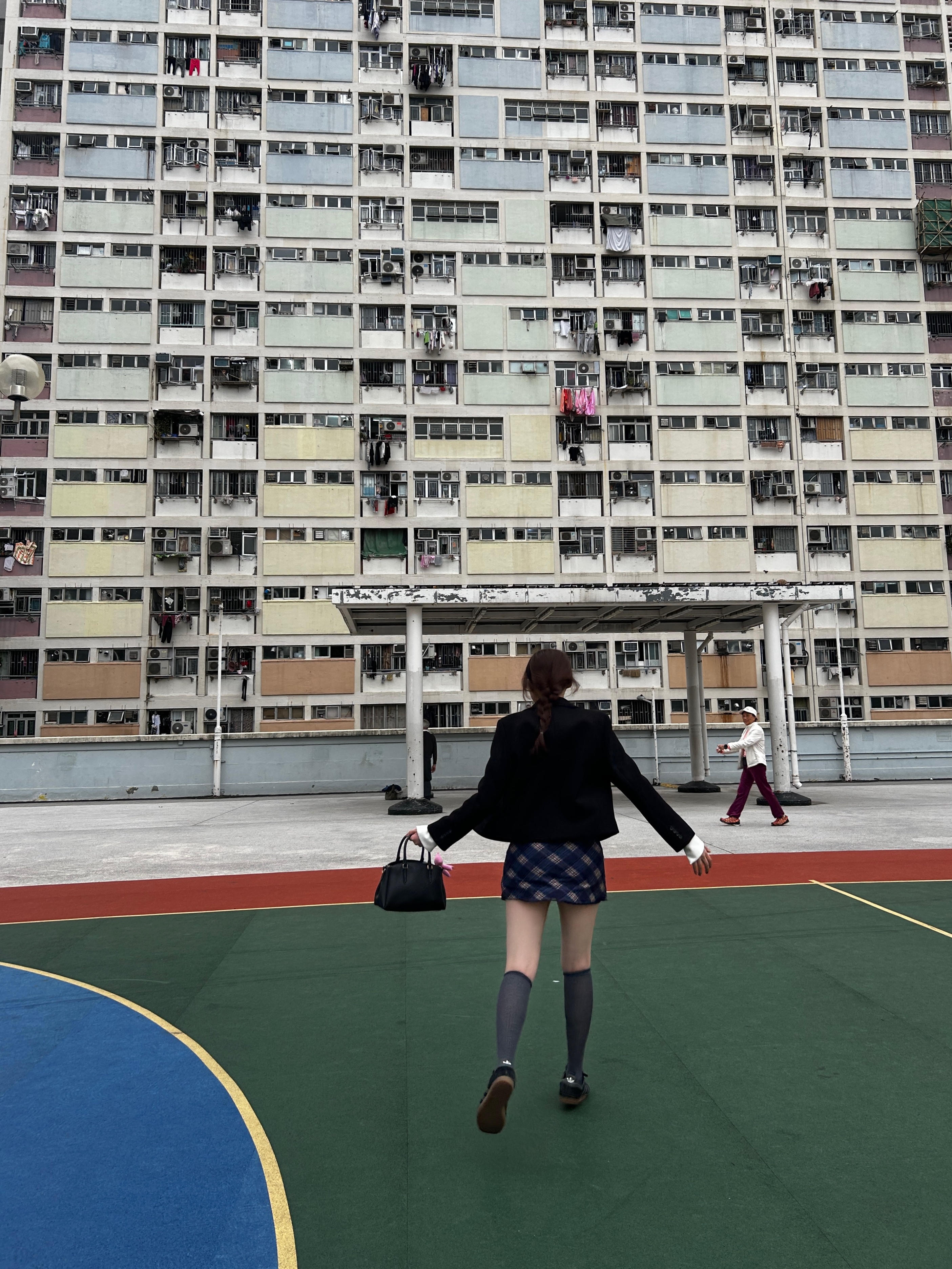 플레이 꼼데가르송 블랙 하트 니트 가디건 그레이, 아디다스 가젤 코어 블랙 팬톤 착용 스타일 - 7