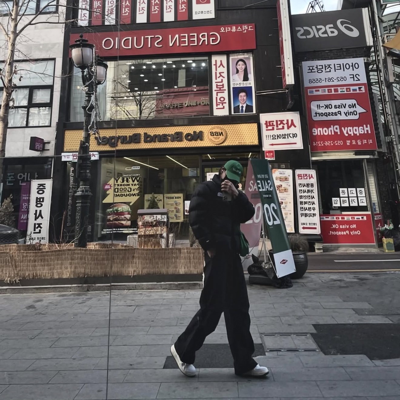 노스페이스 1996 레트로 눕시 다운 자켓 TNF 블랙, 나이키 에어포스 1 '07 LV8 바시티 화이트 파인 그린 착용 스타일 - 1