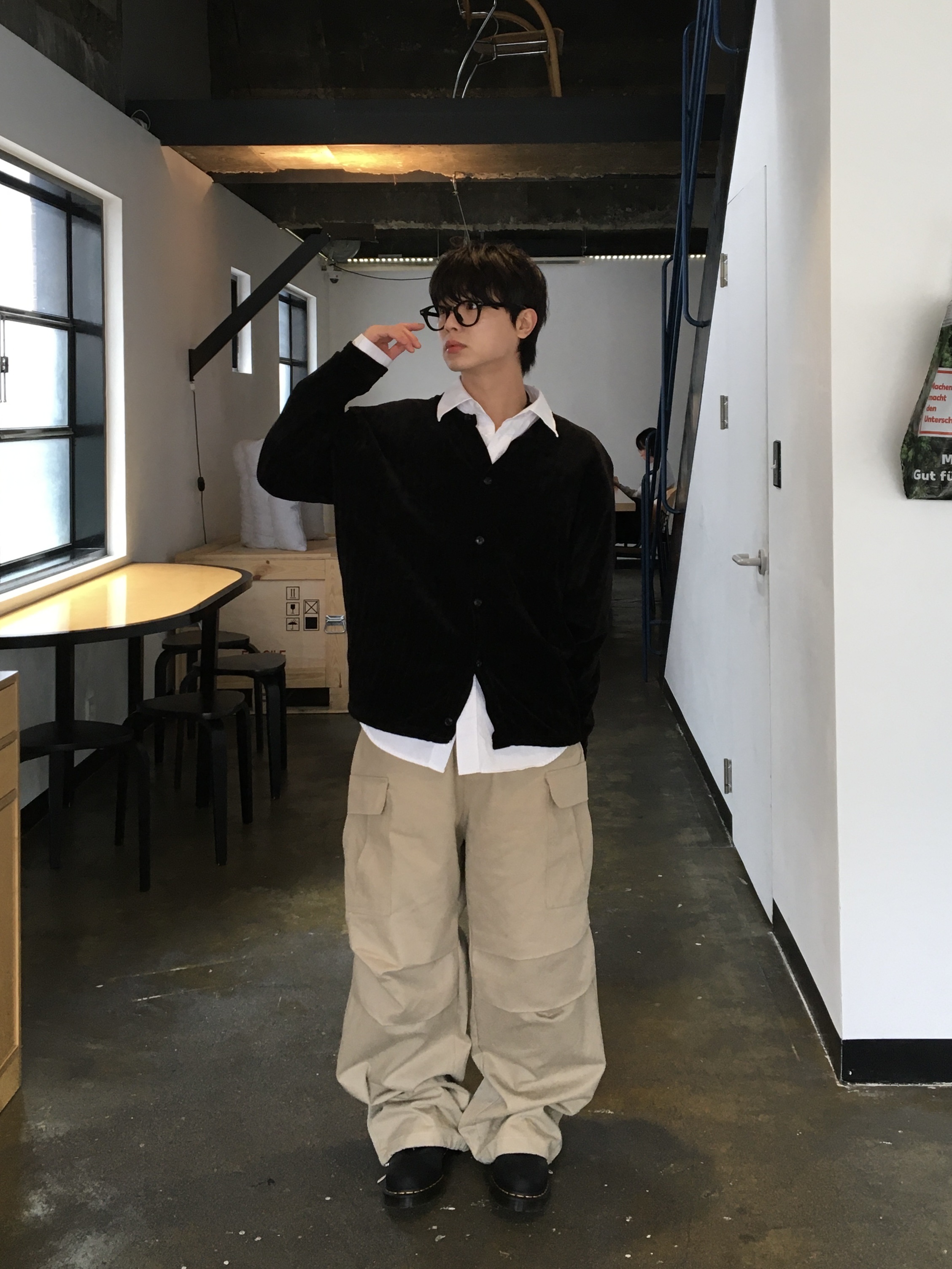 Dr. Martens x Thisisneverthat 1461 Waxed Full Grain Black, Maison Margiela Keyring Wallet Black 착용 스타일 - 3