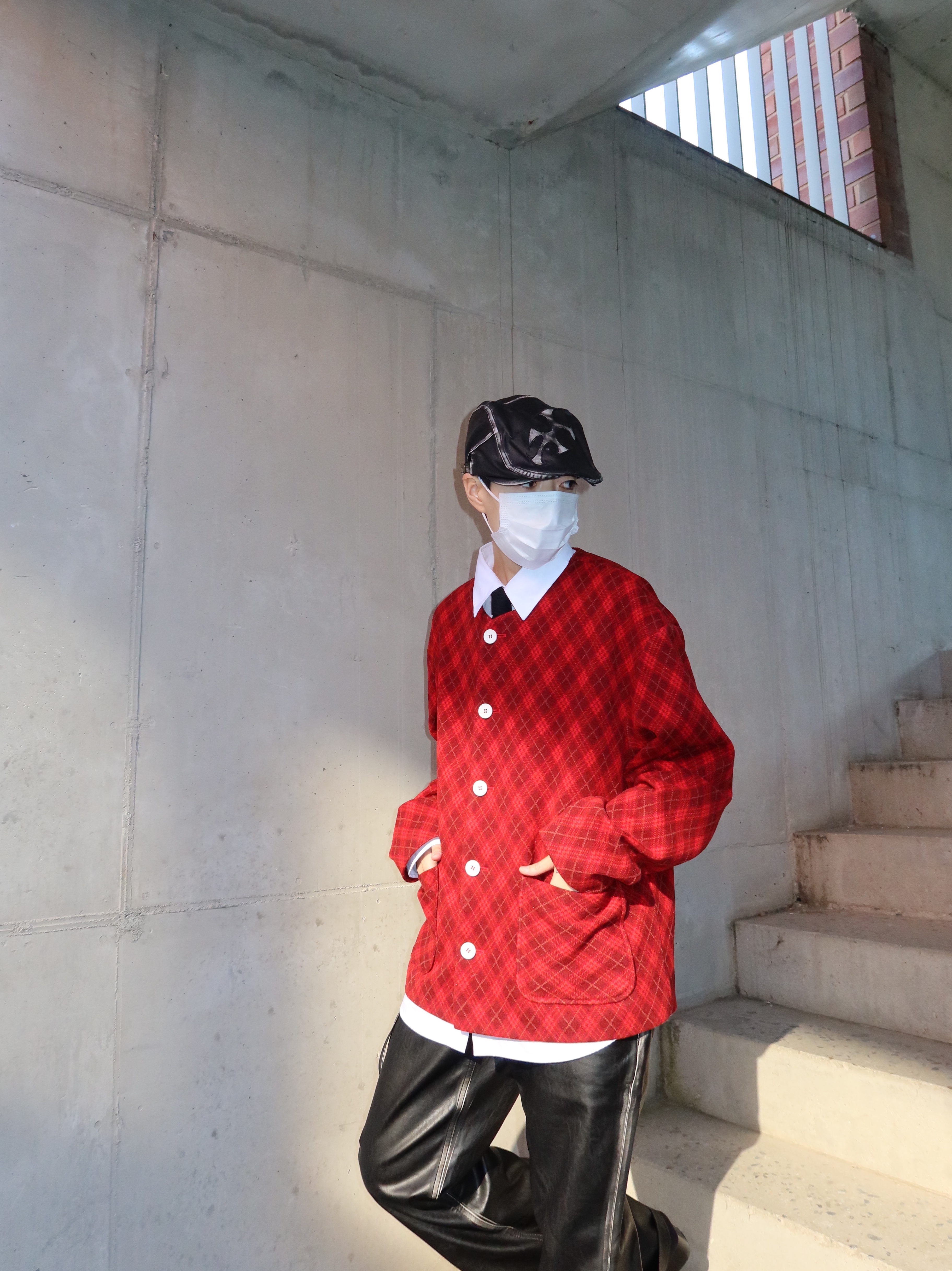Hono Report Collarless Cardigan Red Argyle 착용 스타일 - 5
