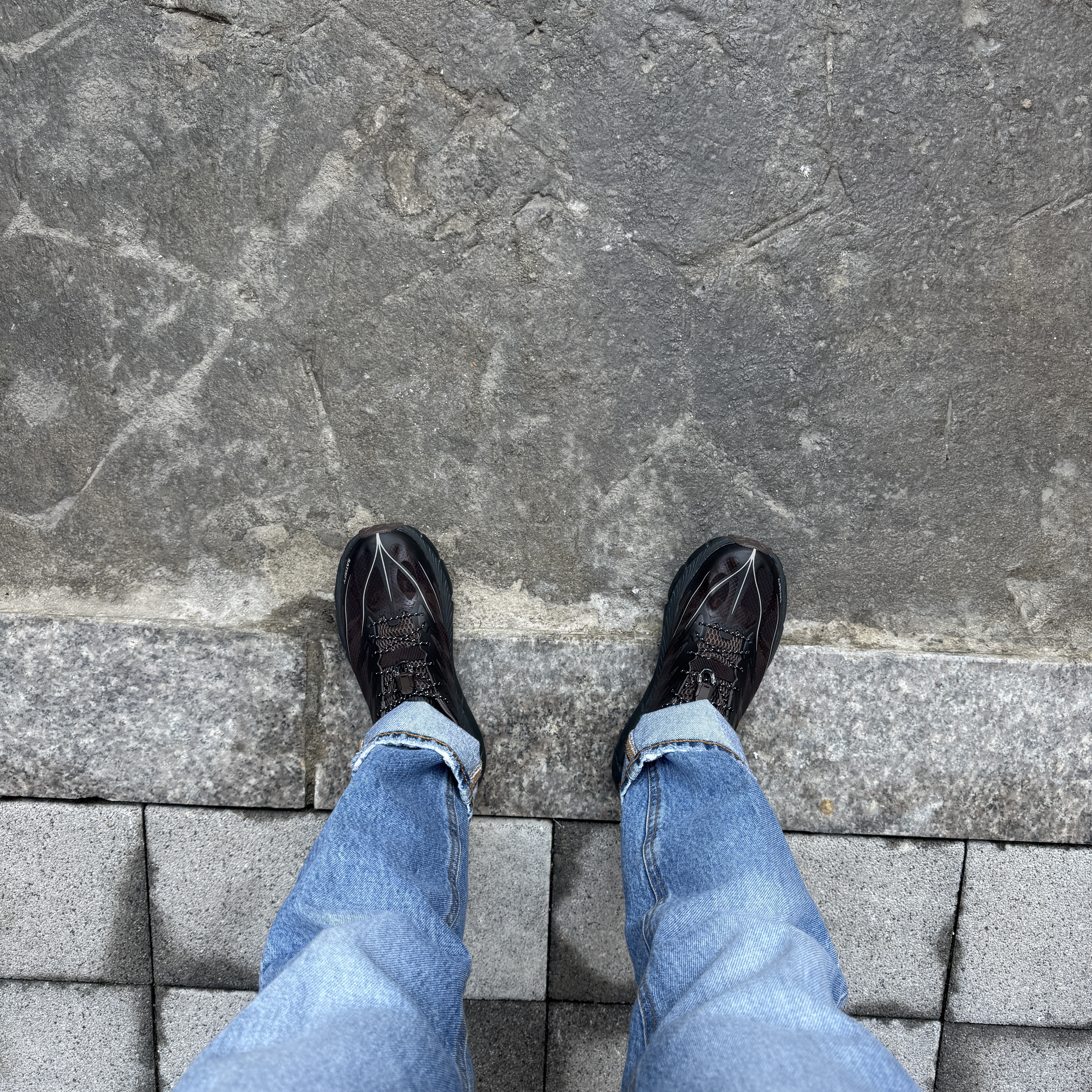Hoka x Satisfy Mafate Speed 4 Lite Coffee 착용 스타일