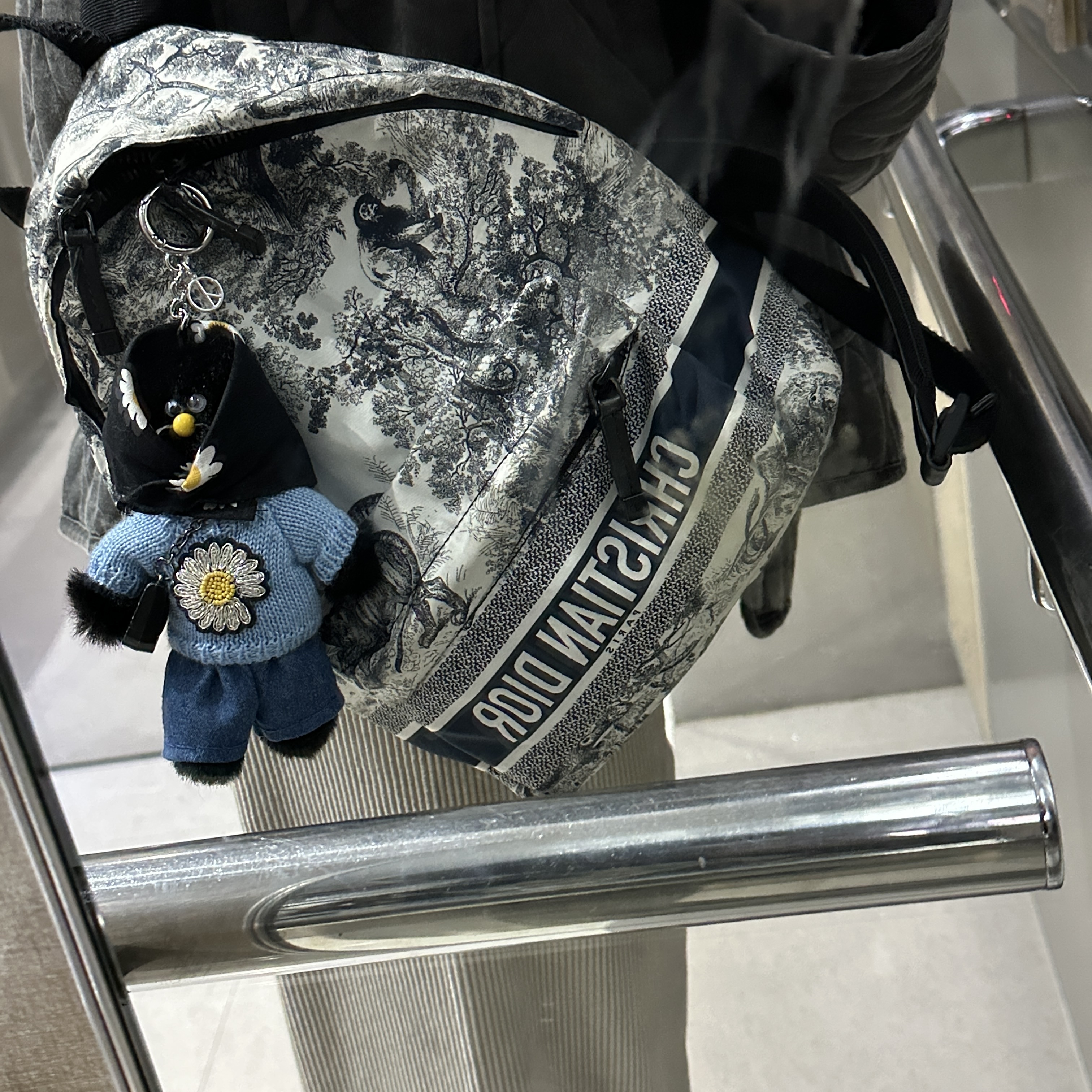 Monamhee x Peaceminusone Daihee Plush Keyring 착용 스타일 - 3