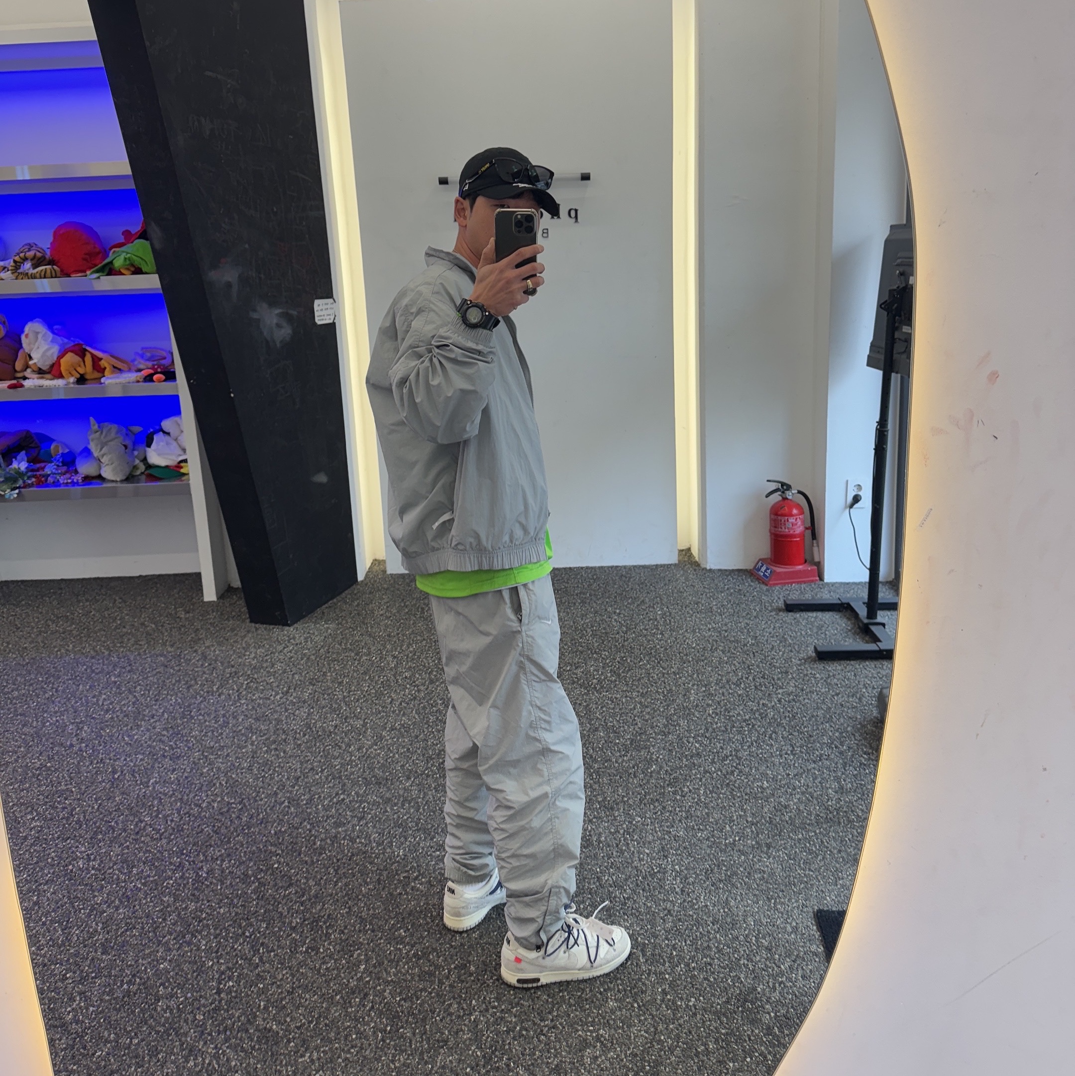 Darkr8m Studio x New Era Unstructured Ball Cap Black, Nike M NRG Track Jacket Light Smoke Grey 착용 스타일 - 2