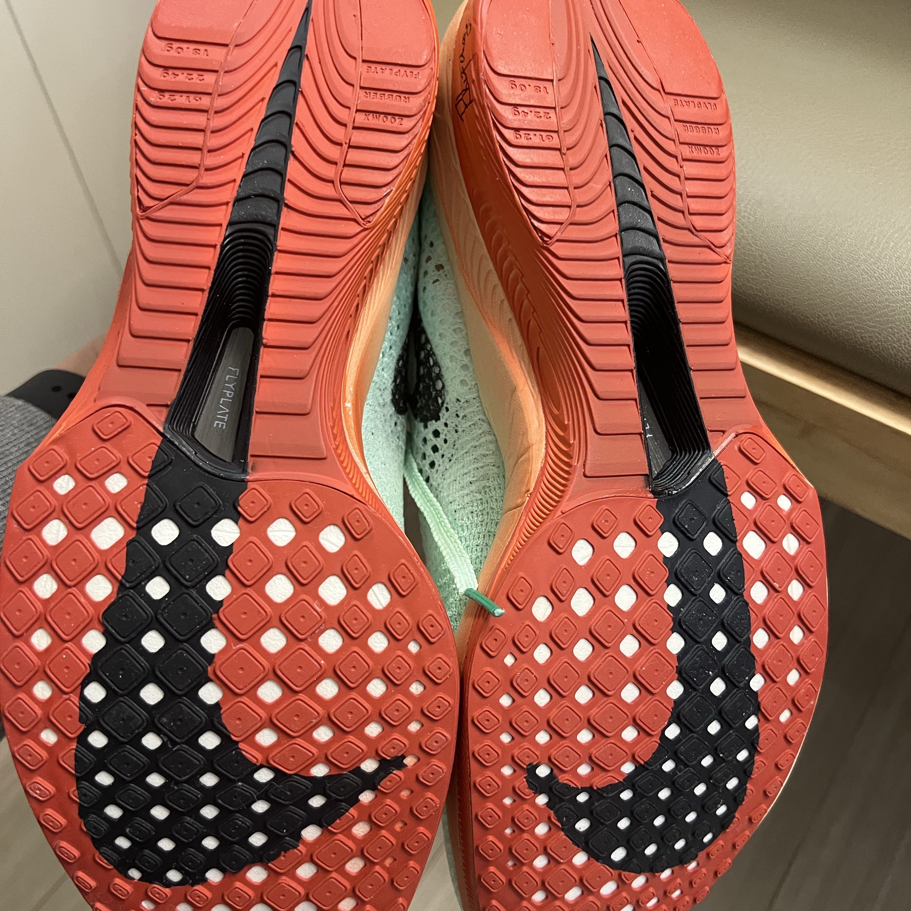 Nike ZoomX Vaporfly Next% 3 Vapor Green Dragon Red 착용 스타일 - 2