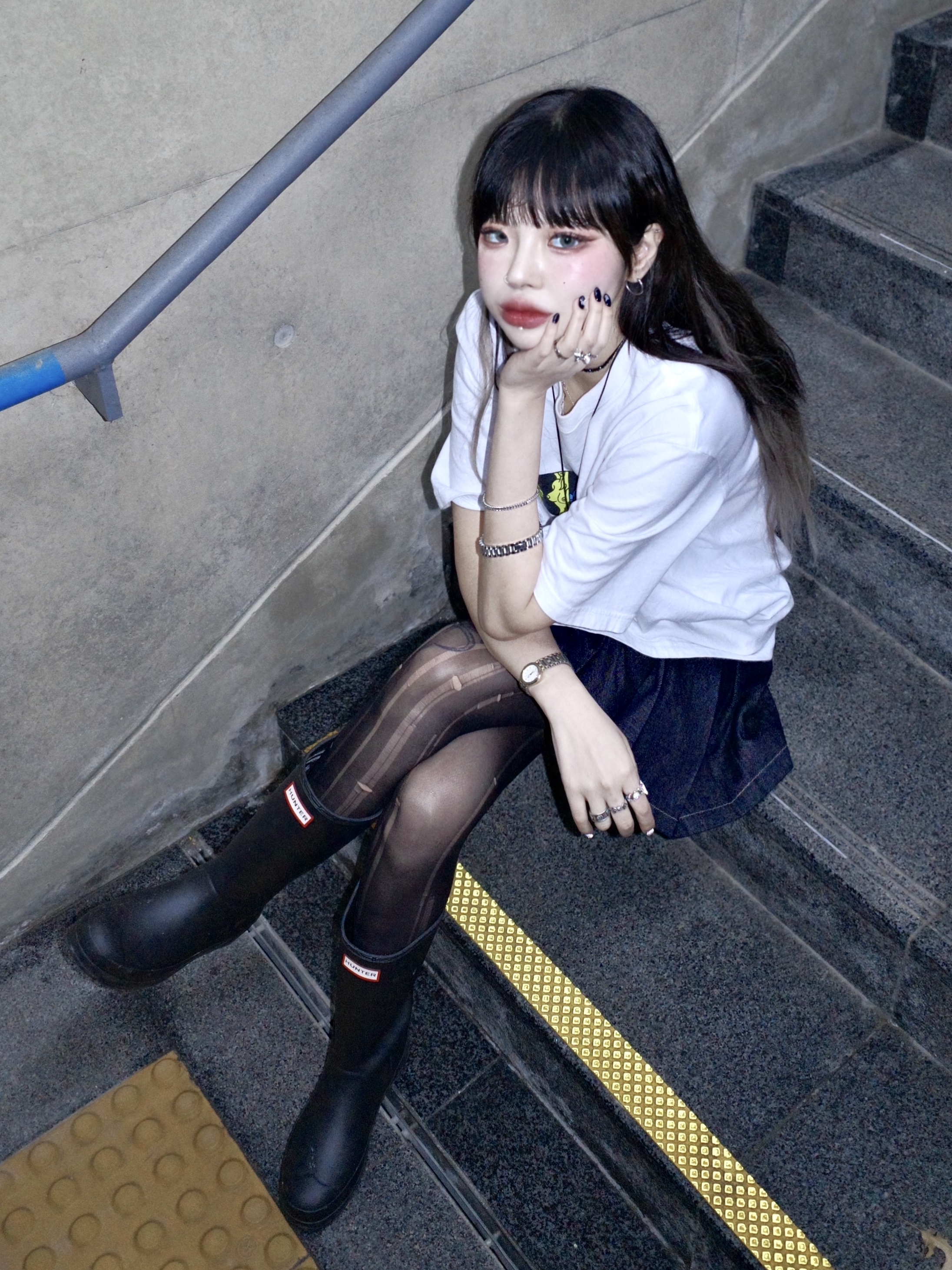 (W) Hunter Play Tall Wellington Rain Boots Black 착용 스타일