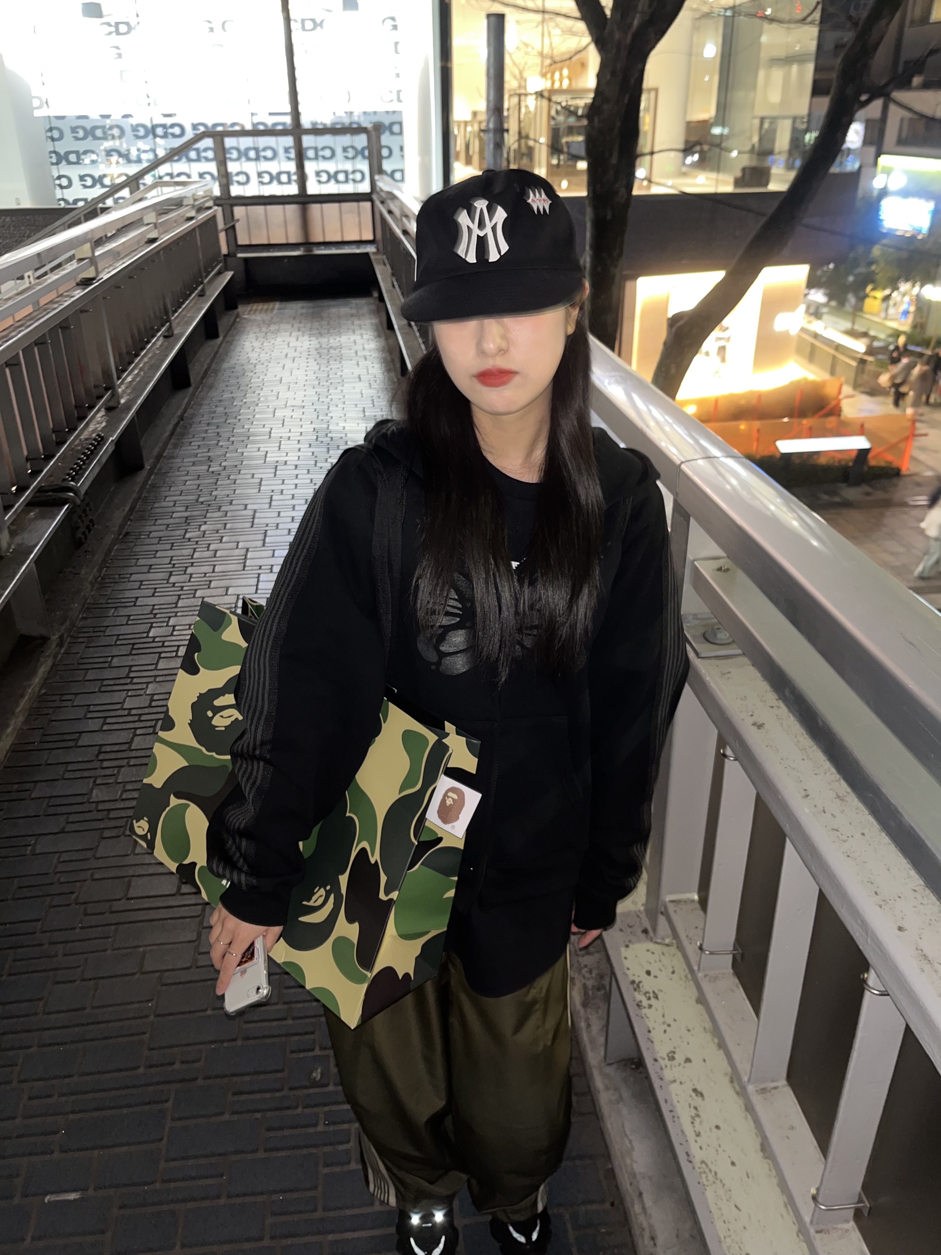 나이키 샥스 블랙 유니버시티 레드, 니들스 x 빔즈 스웨트 집 트랙 후드 블랙 착용 스타일 - 1