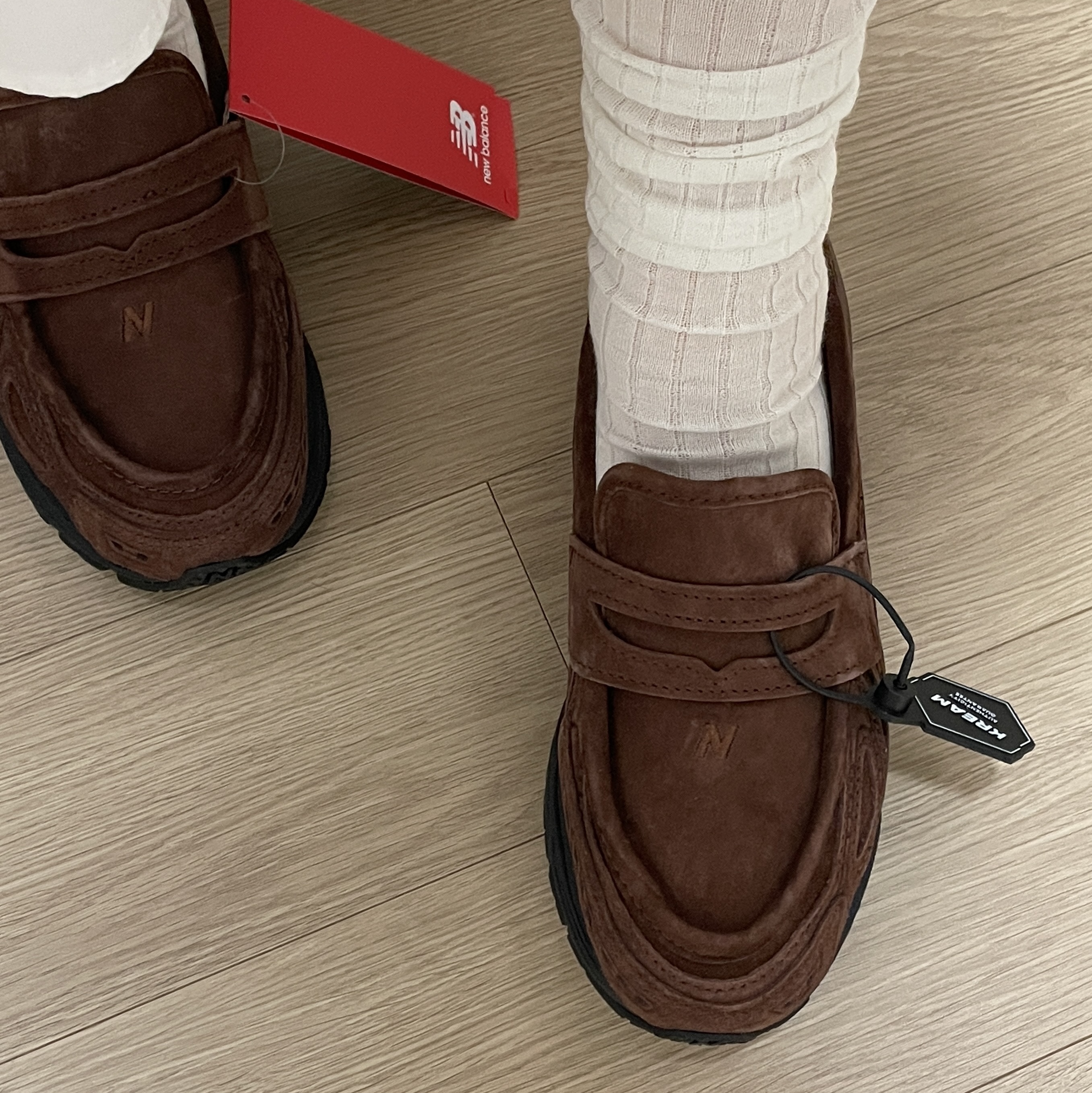 New Balance 1906L Rich Oak 착용 스타일 - 2