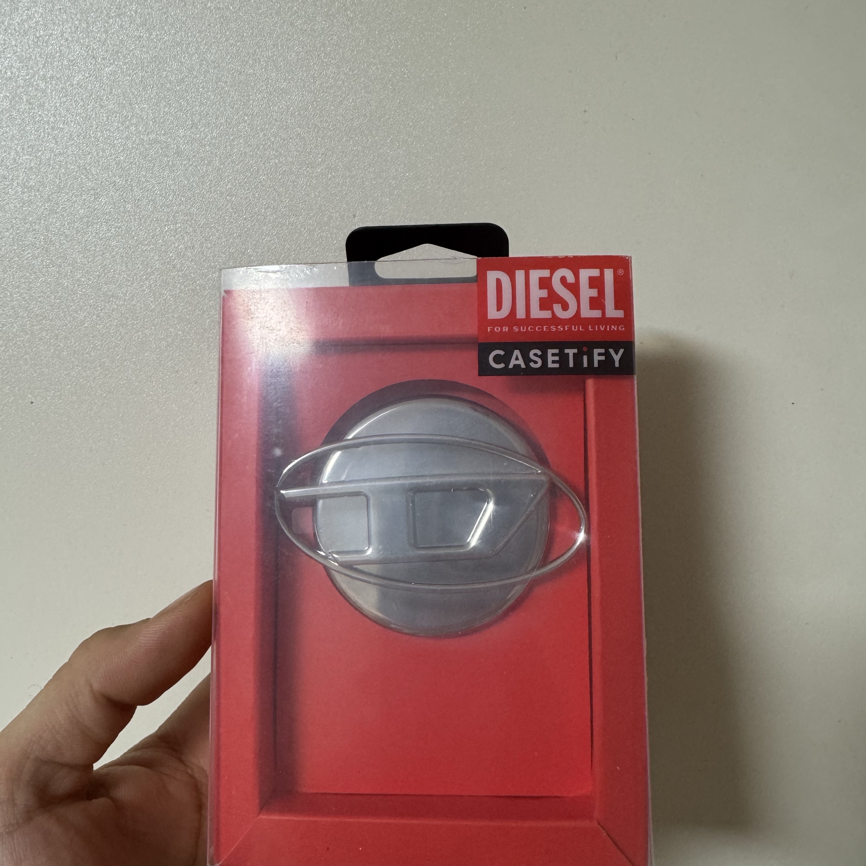 Casetify x Diesel Oval D Collectible Grip Stand Silver 착용 스타일