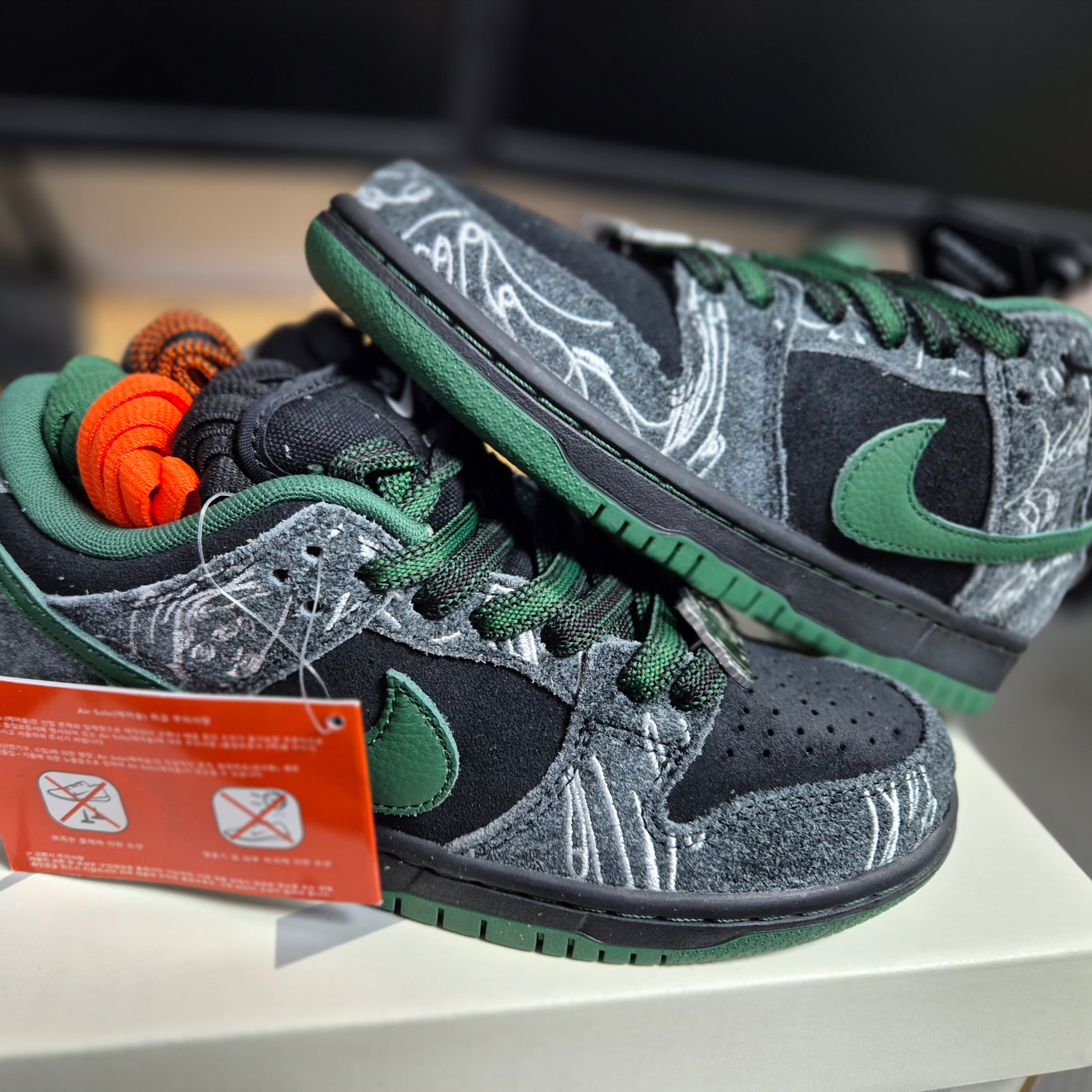 Nike x There SB Dunk Low Pro Anthracite and Gorge Green 착용 스타일