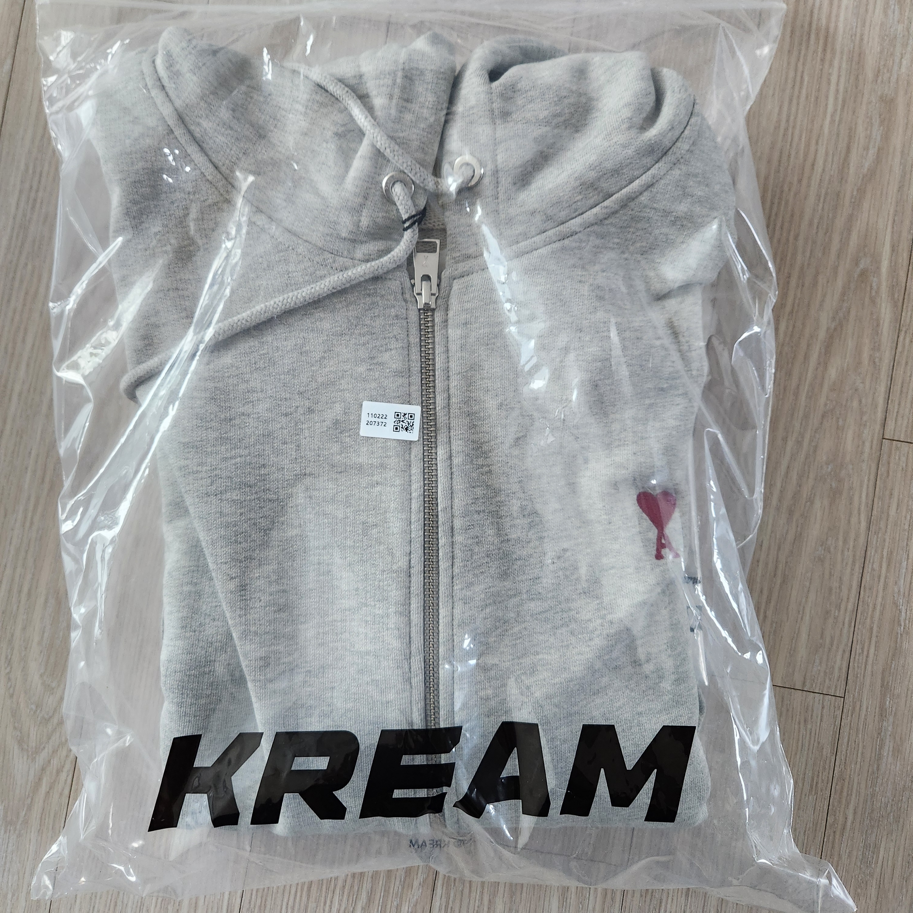 AMI de Coeur Loopback Oragnic Cotton Fleece Zipped Hoodie Heather Ash Grey 착용 스타일