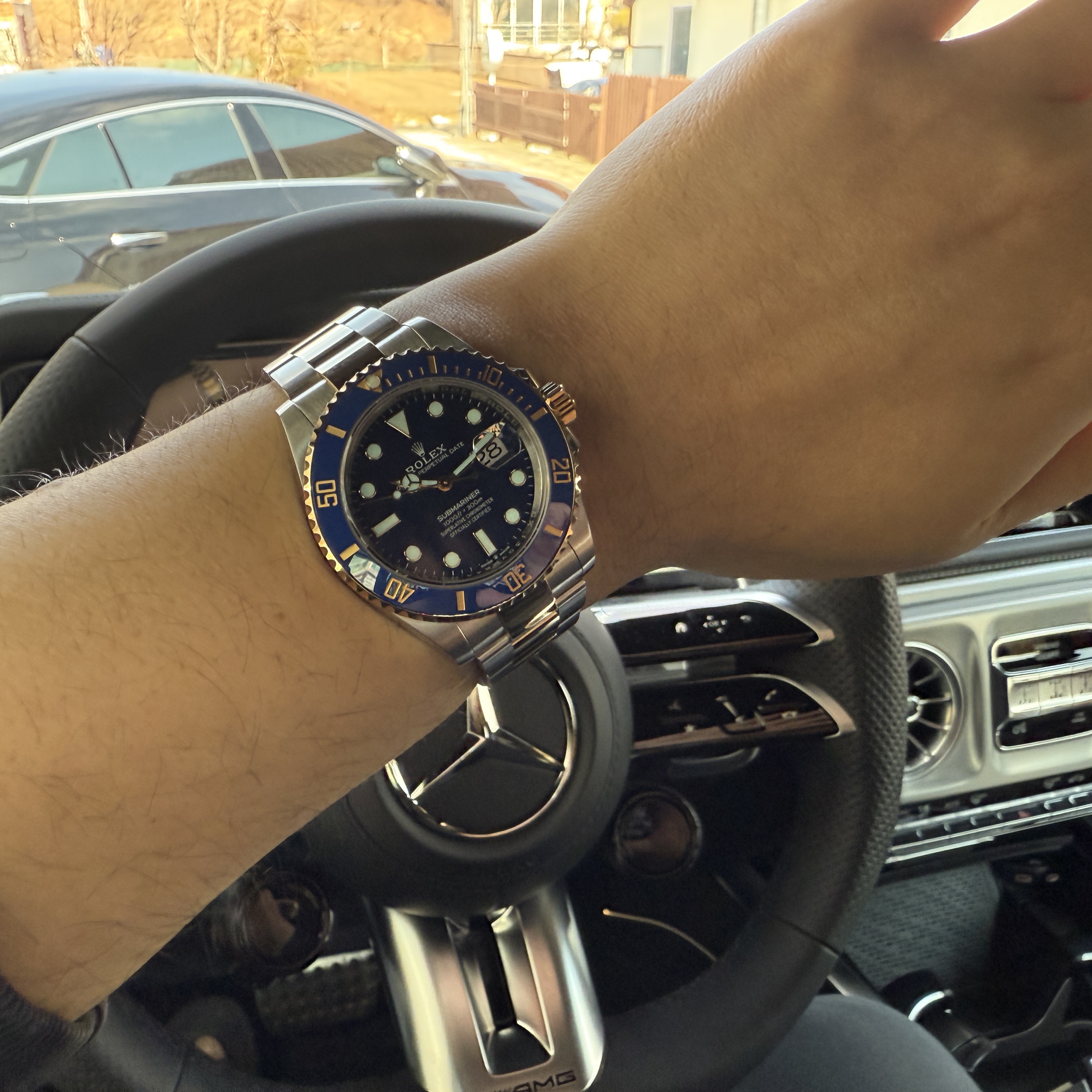롤렉스 서브마리너 데이트 41mm 126613LB 로얄 블루 오이스터 착용 스타일