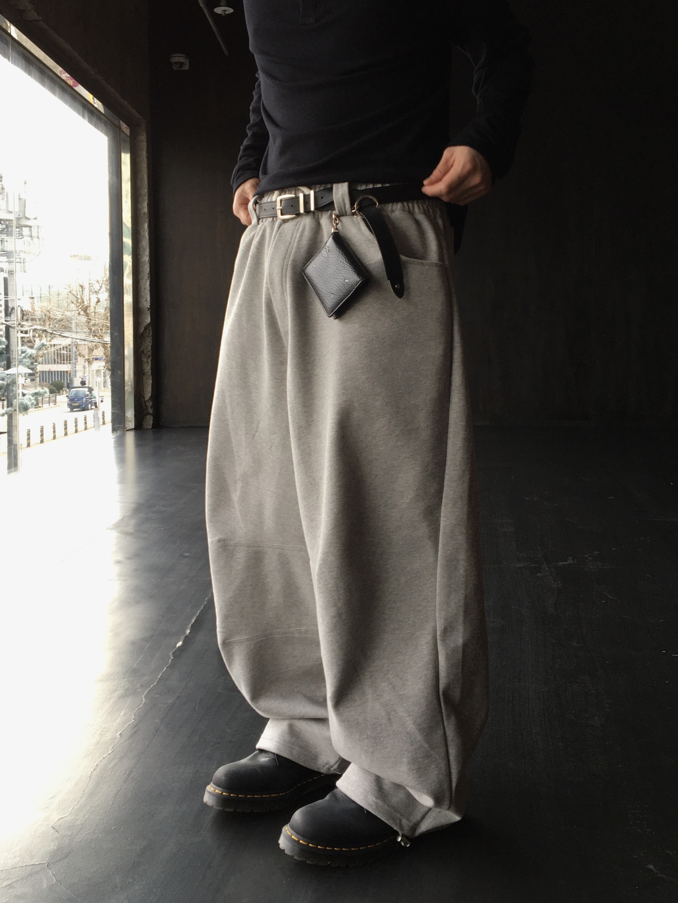 Dr. Martens x Thisisneverthat 1461 Waxed Full Grain Black, Maison Margiela Keyring Wallet Black 착용 스타일 - 6