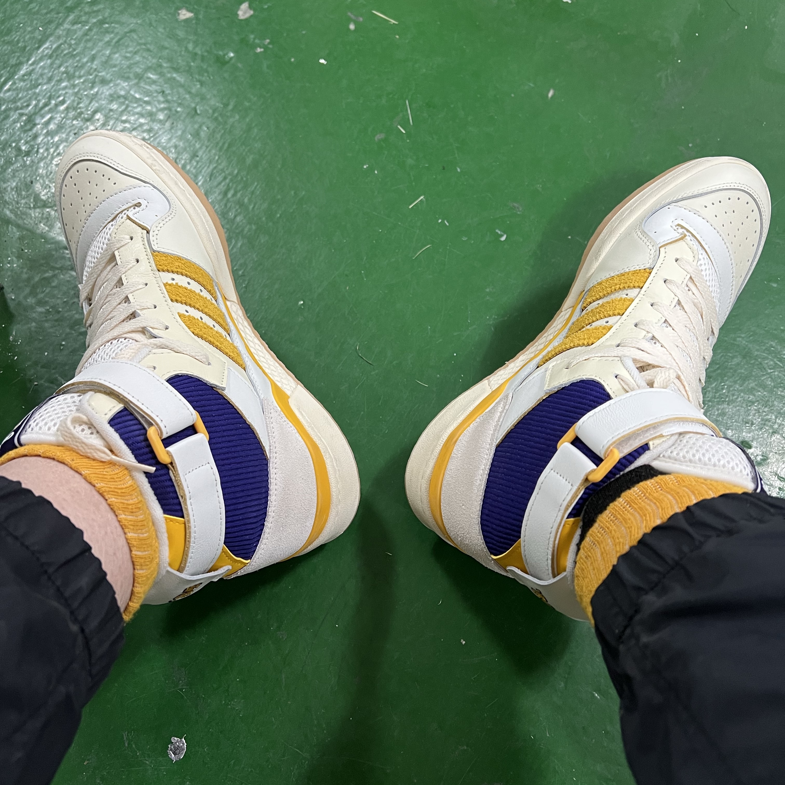 Adidas Forum 84 High Cream White Collegiate Purple 착용 스타일