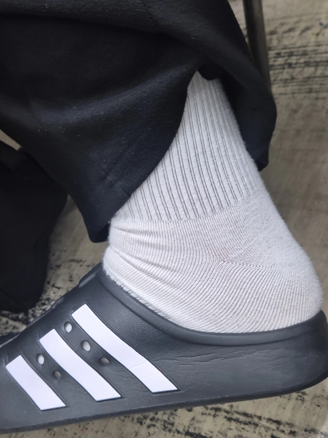 Adidas Adilette Clog Black White 착용 스타일 - 1