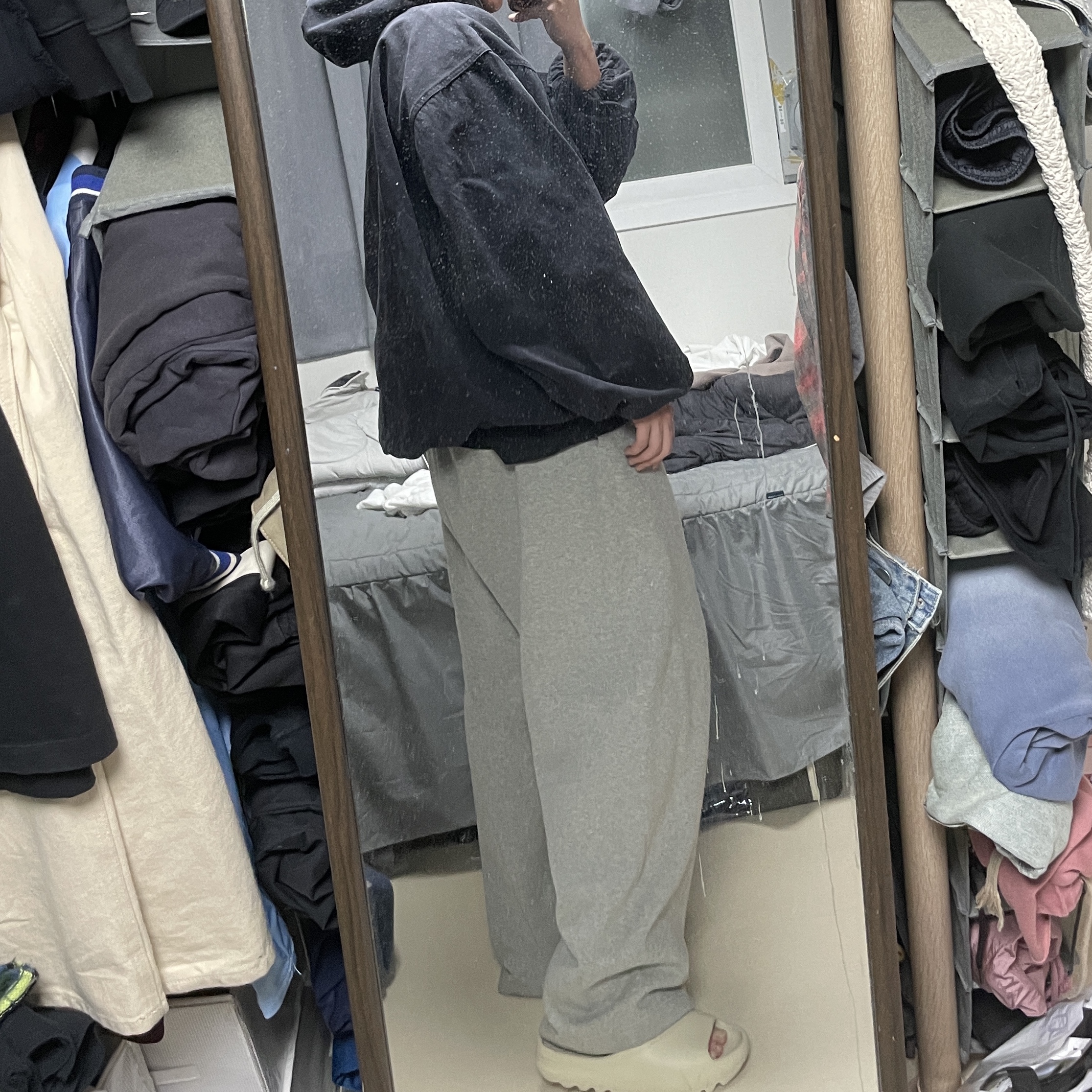 Yeezy Gap Engineered By Balenciaga Sateen Anorak Black 착용 스타일 - 3