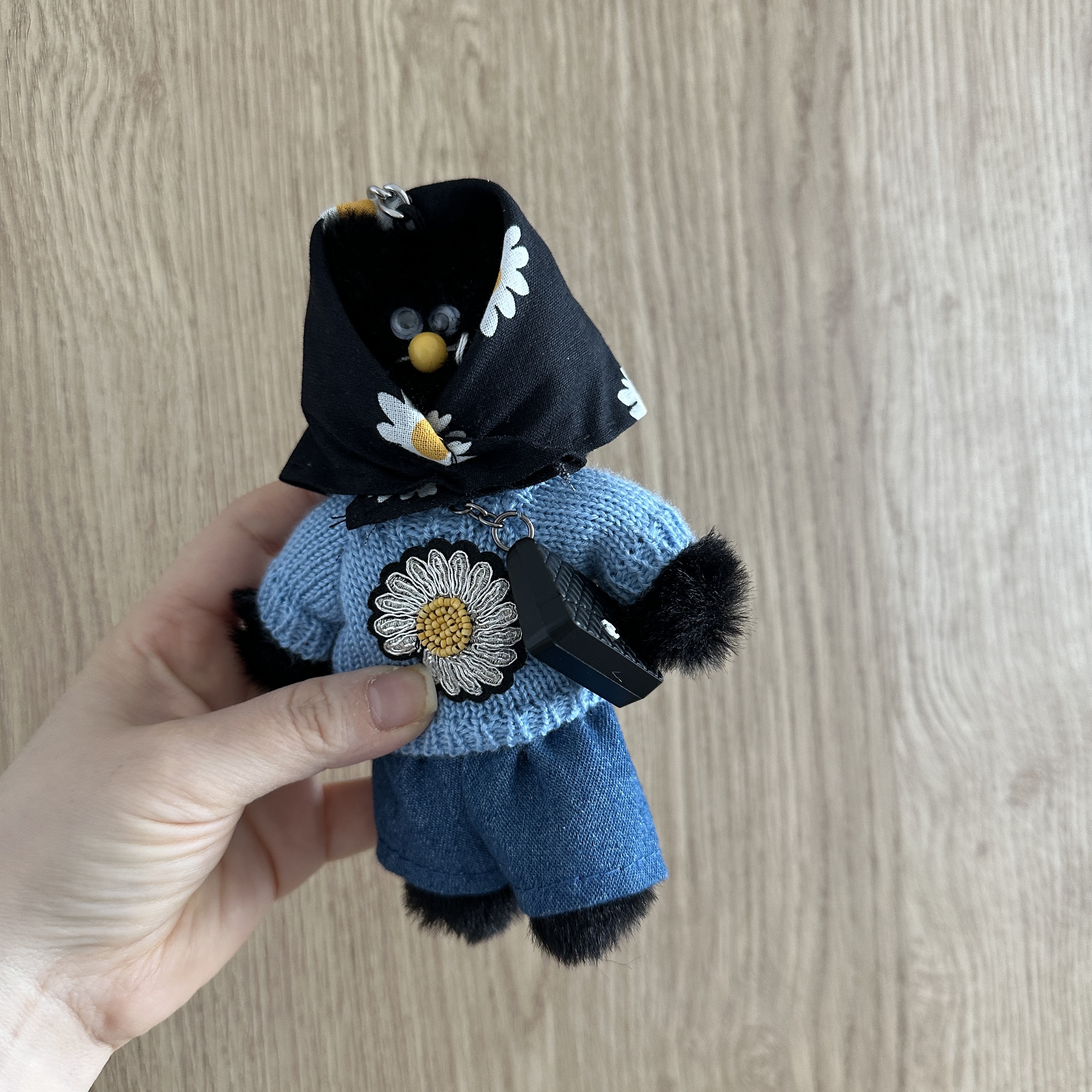 Monamhee x Peaceminusone Daihee Plush Keyring 착용 스타일 - 1
