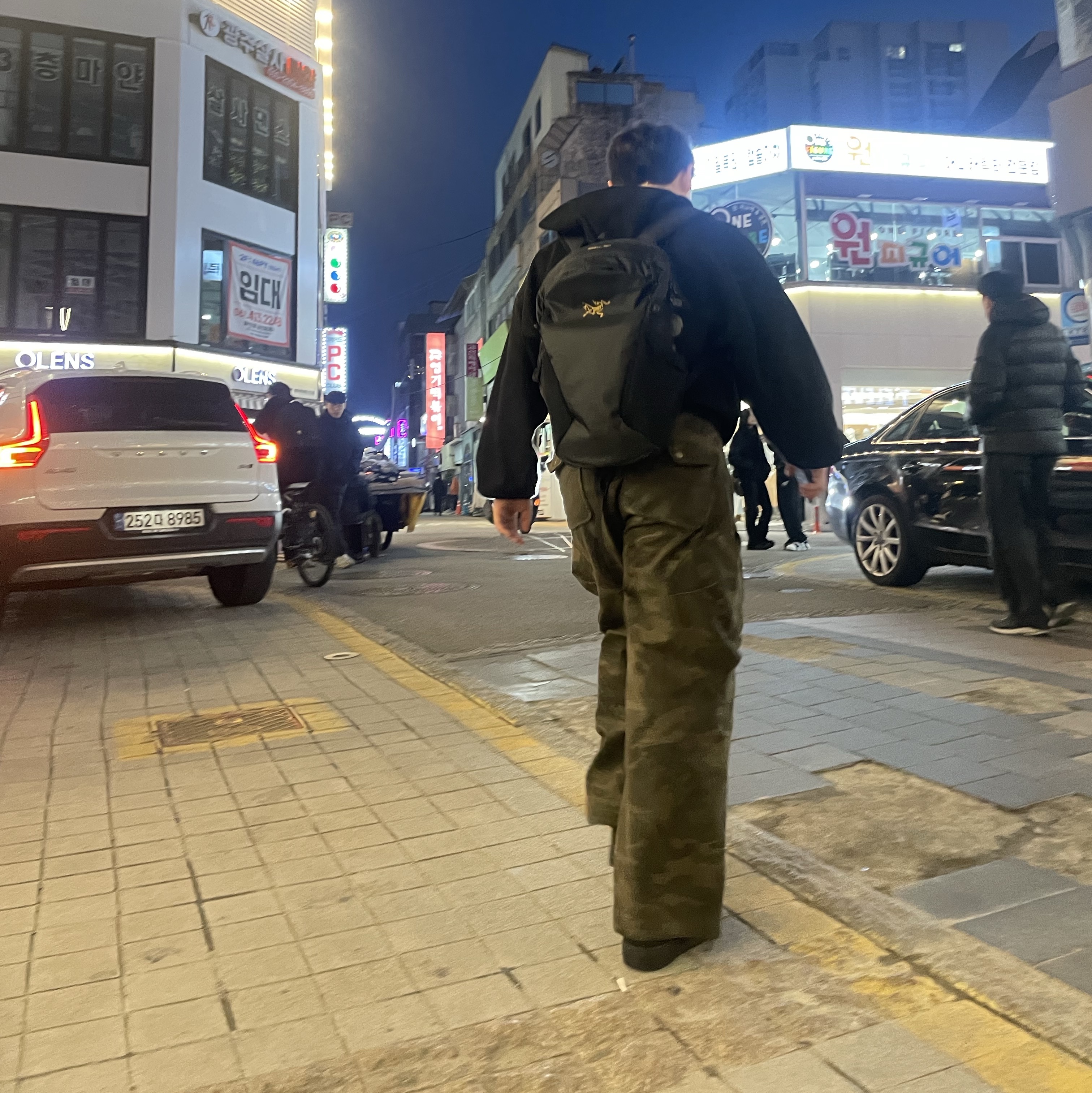 Arc'teryx Mantis 16 Backpack Black, Nike Air Force 1 '07 Low Triple Black 착용 스타일 - 1