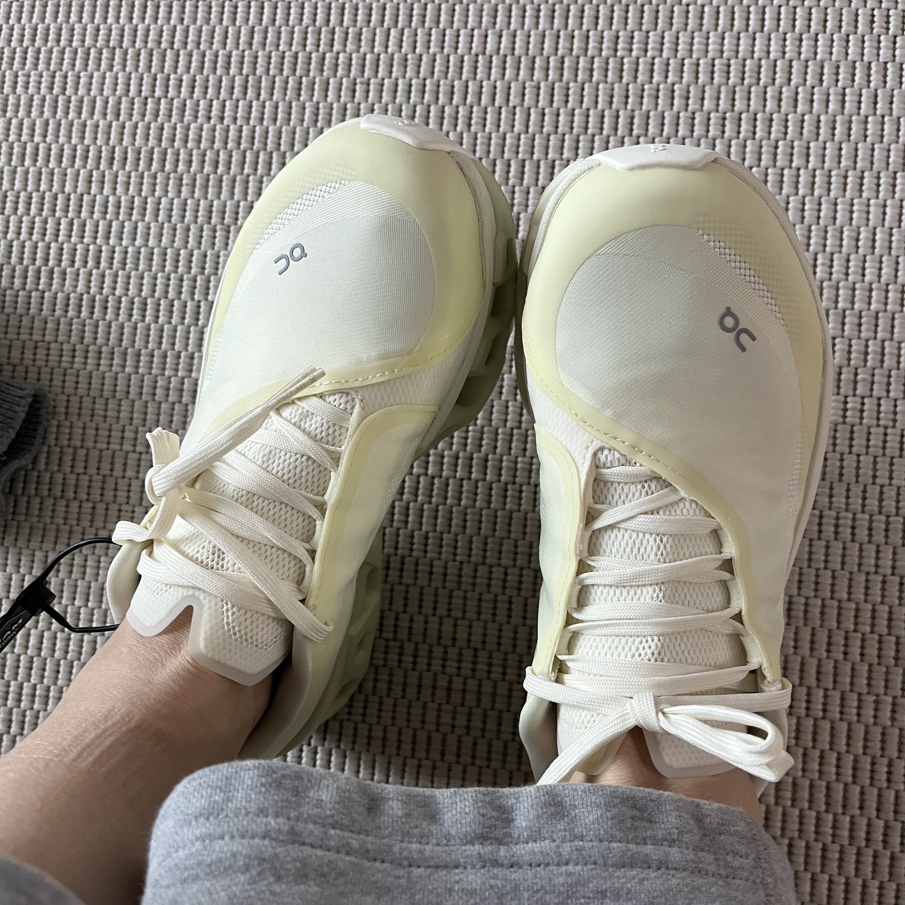 (W) On Running x Post Archive Faction (Paf) Cloudmonster 2 Seedling White 착용 스타일