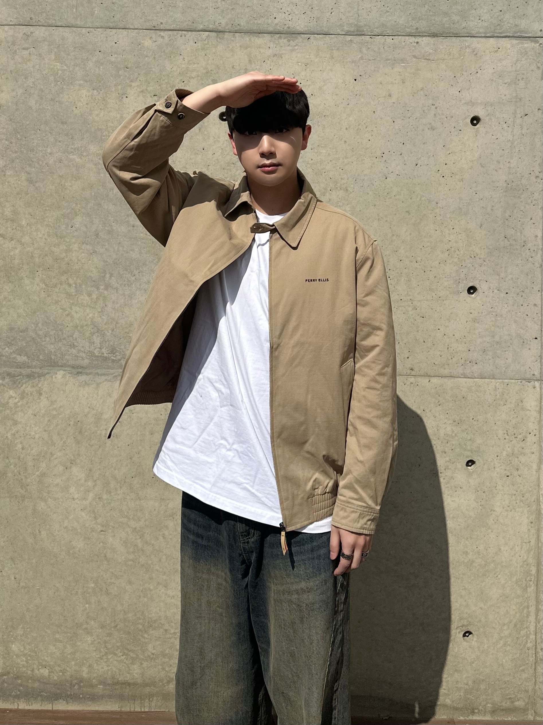 Balenciaga Cargo Sneakers White Grey 착용 스타일 - 2