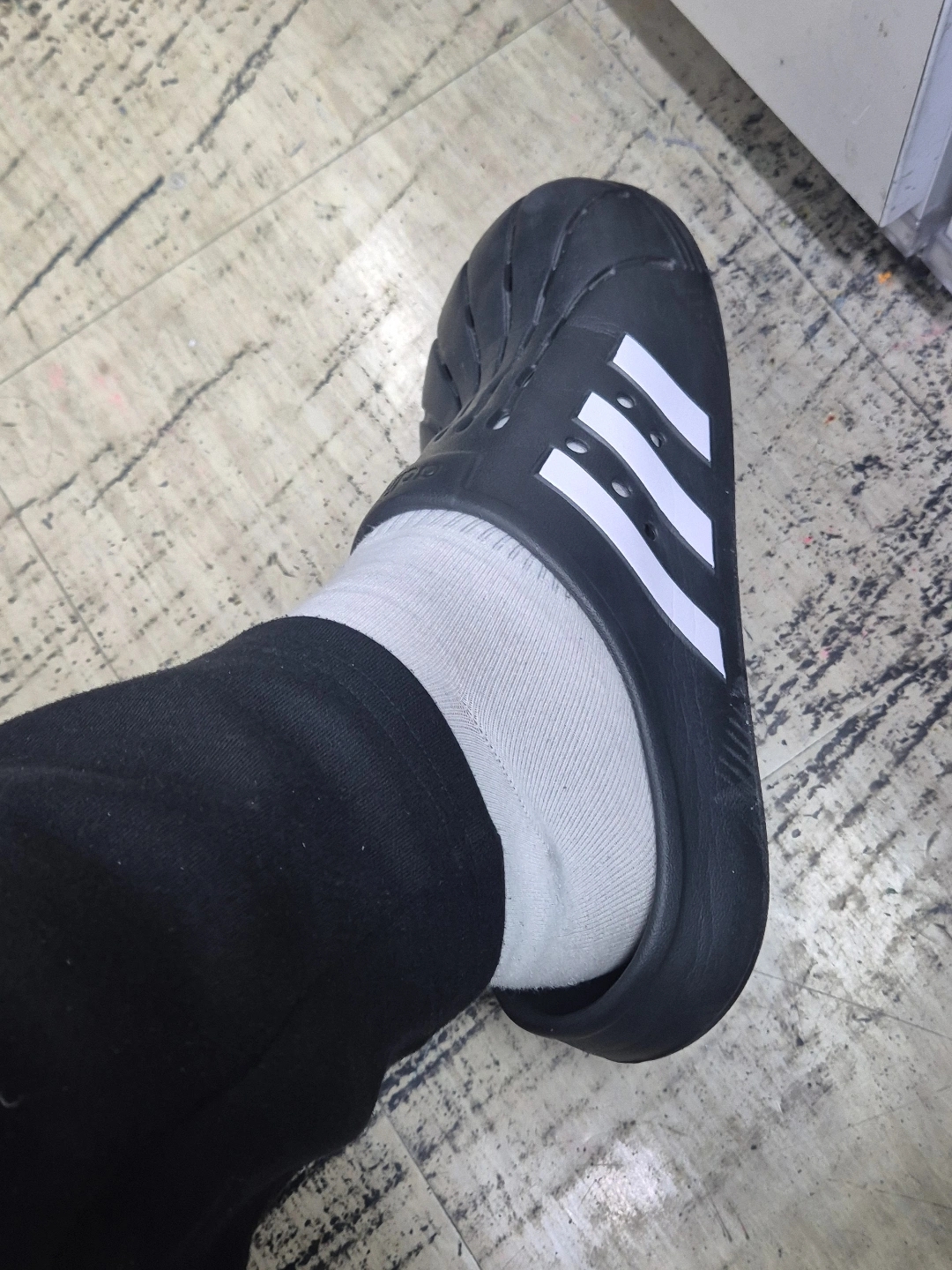 Adidas Adilette Clog Black White 착용 스타일 - 3