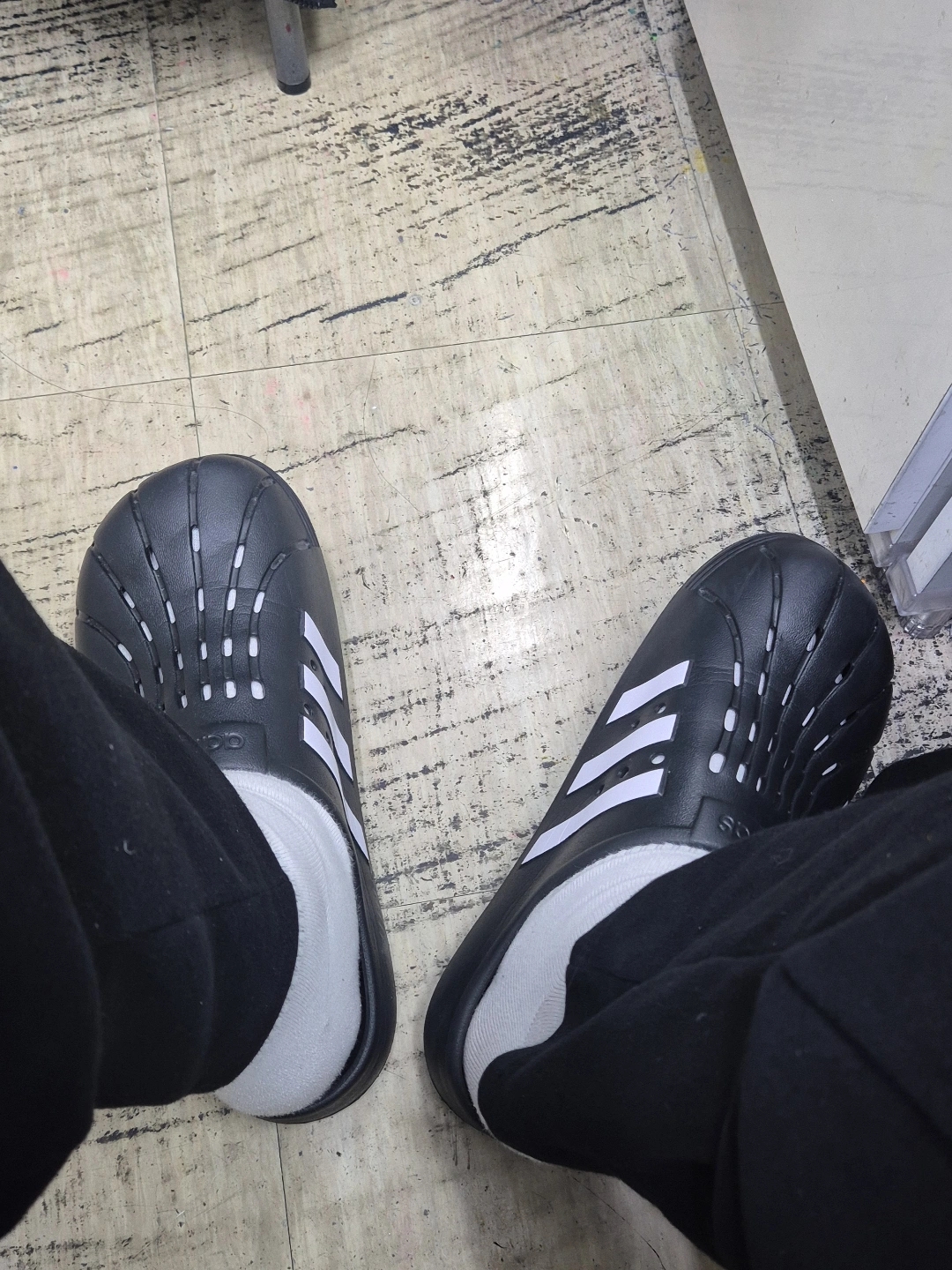 Adidas Adilette Clog Black White 착용 스타일 - 2