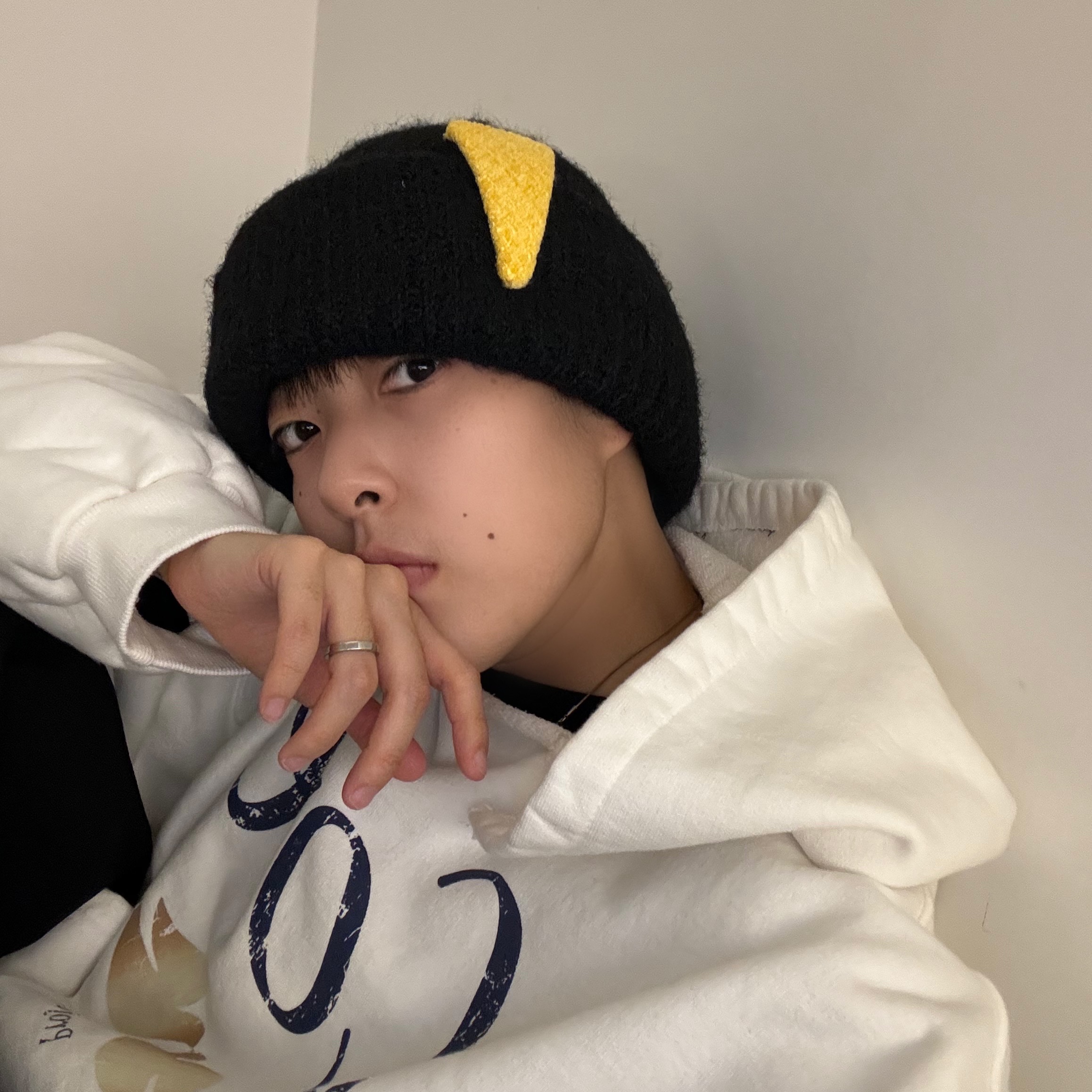 Hono Report Hair Clip Beanie Black, Hono Report Twin Flowers Necklace 착용 스타일 - 4