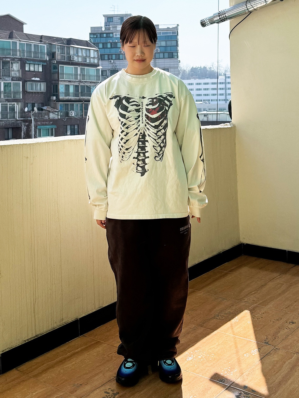 QT8 GARMENTS Bones EC Washed Long Sleeve Ecru, QT8 GARMENTS String Washed Sweatpants Black 착용 스타일 - 1
