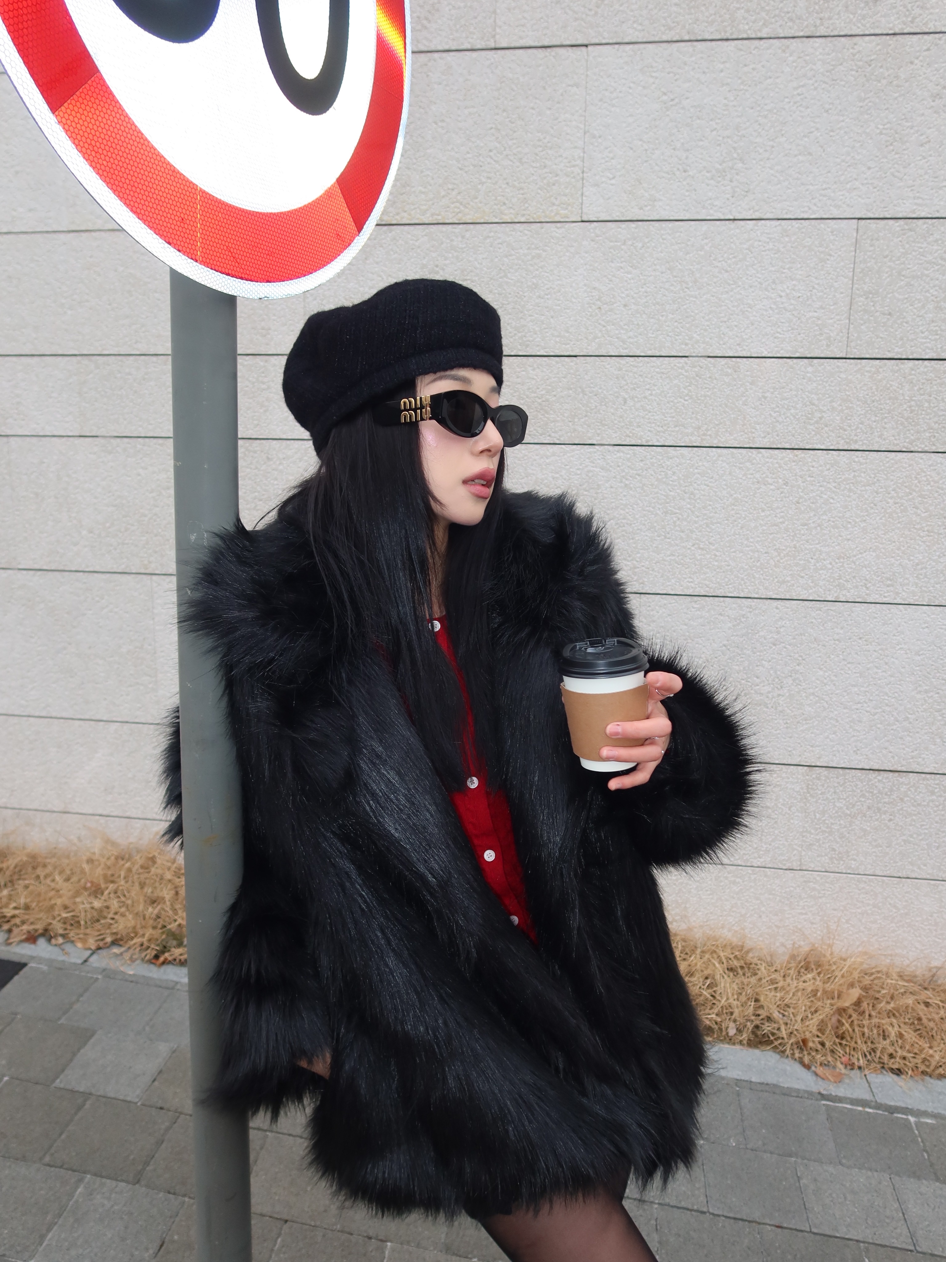 (W) Miu Miu Glimpse Sunglasses Slate Grey Lenses Black Acetate 착용 스타일 - 3