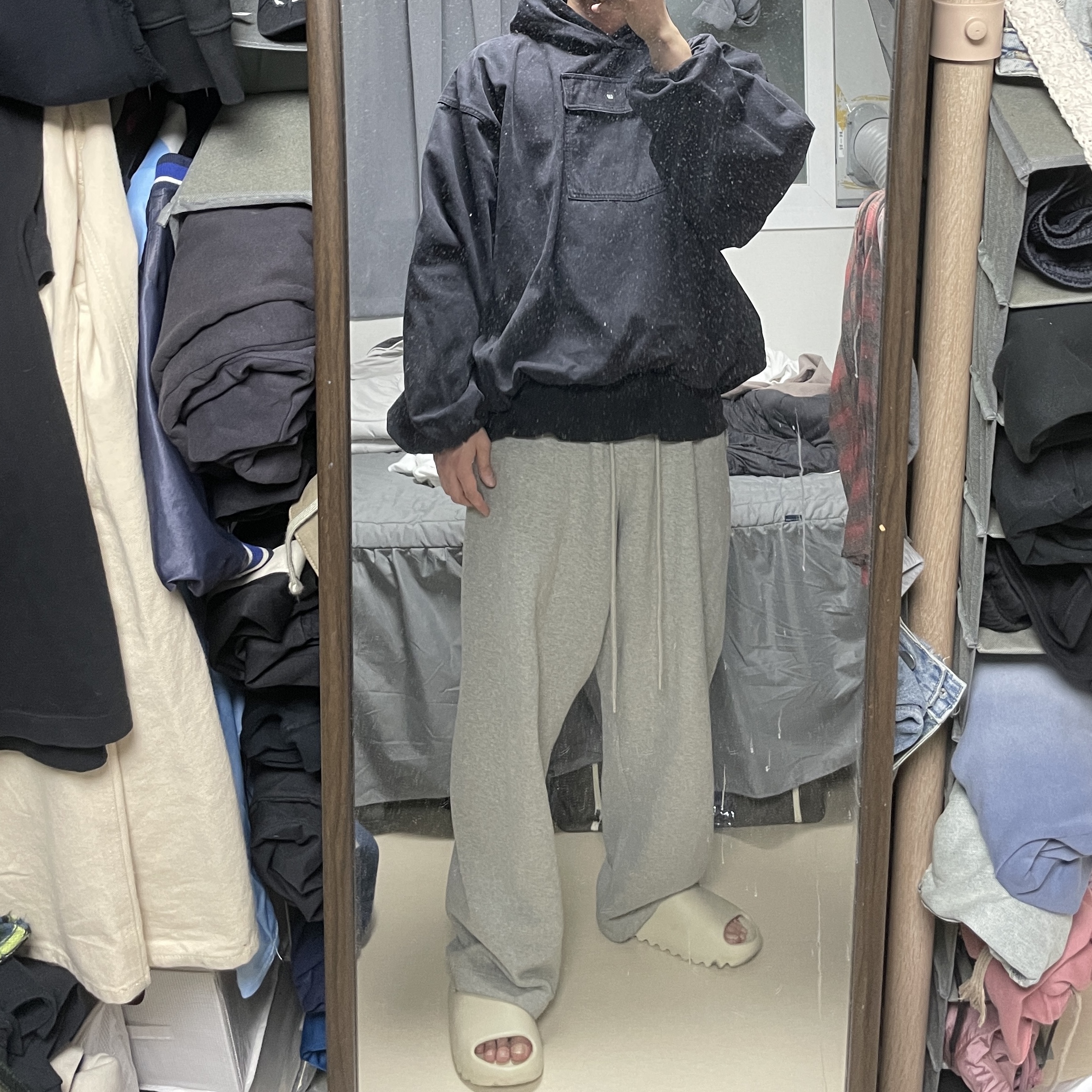 Yeezy Gap Engineered By Balenciaga Sateen Anorak Black 착용 스타일 - 4