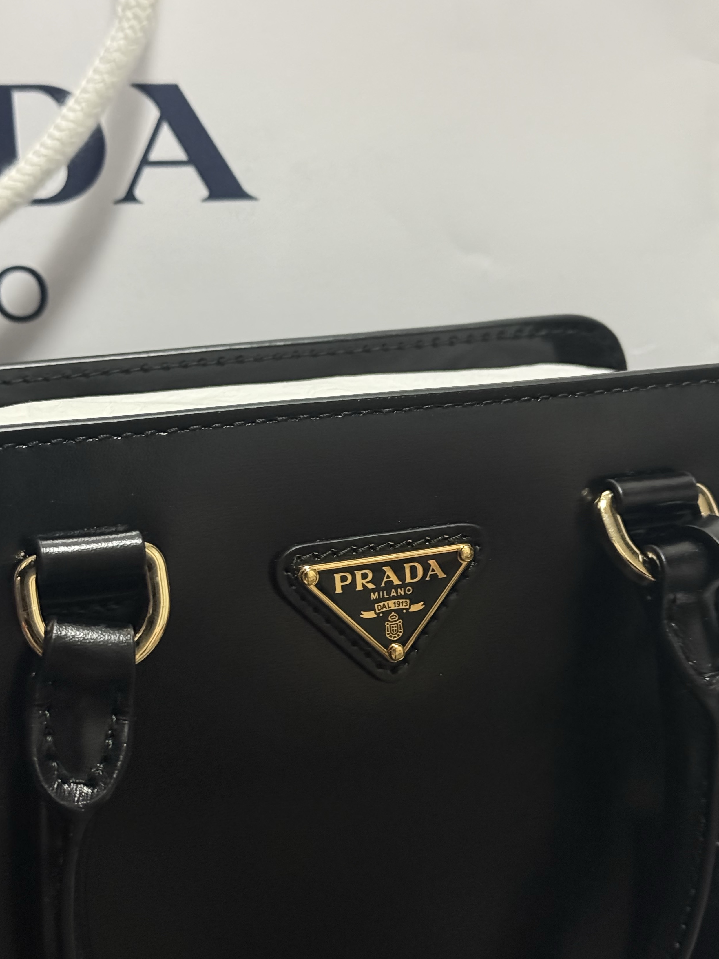 Prada Vitello Leather Tote Bag Black 착용 스타일