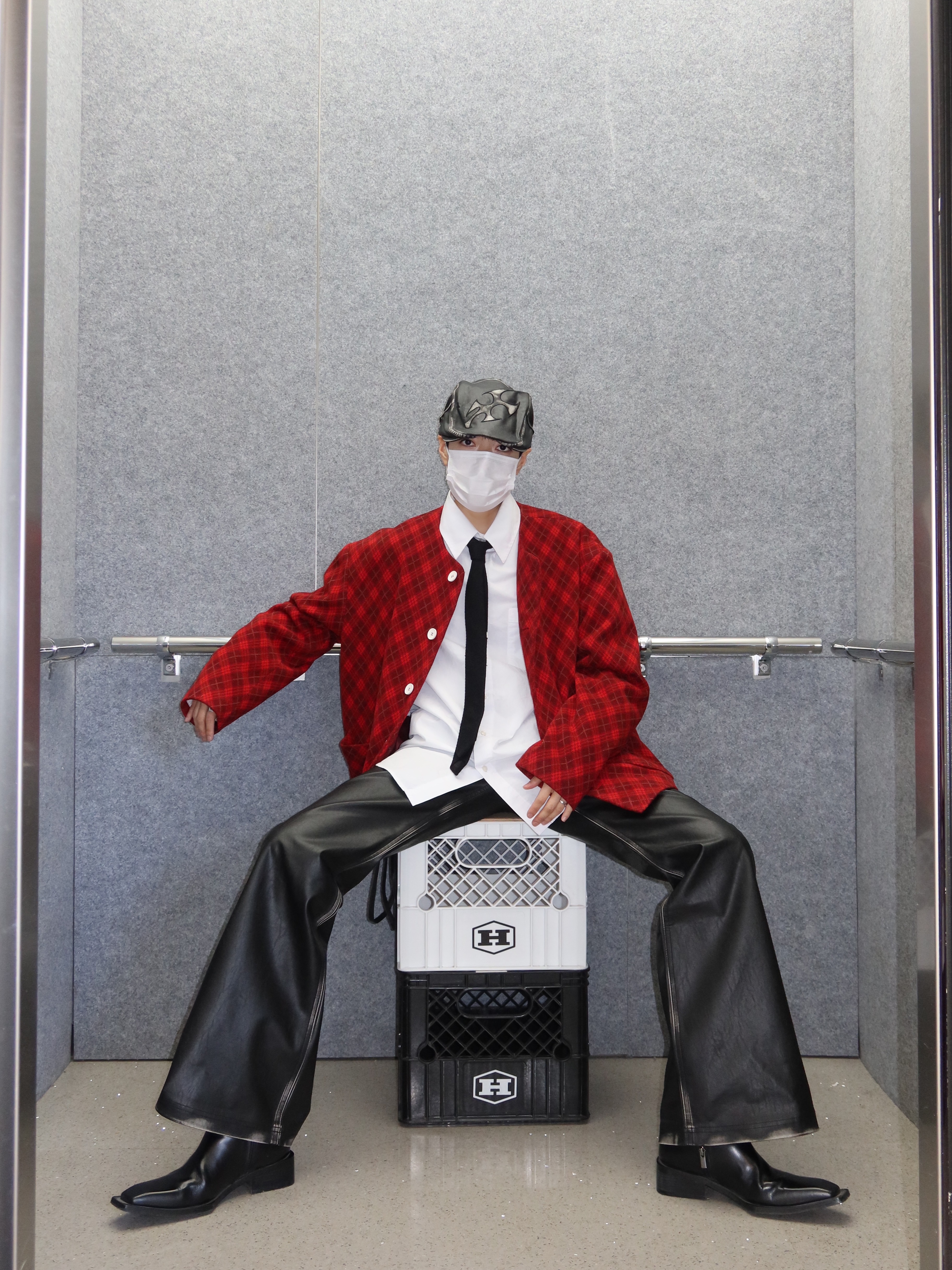Hono Report Collarless Cardigan Red Argyle 착용 스타일 - 1