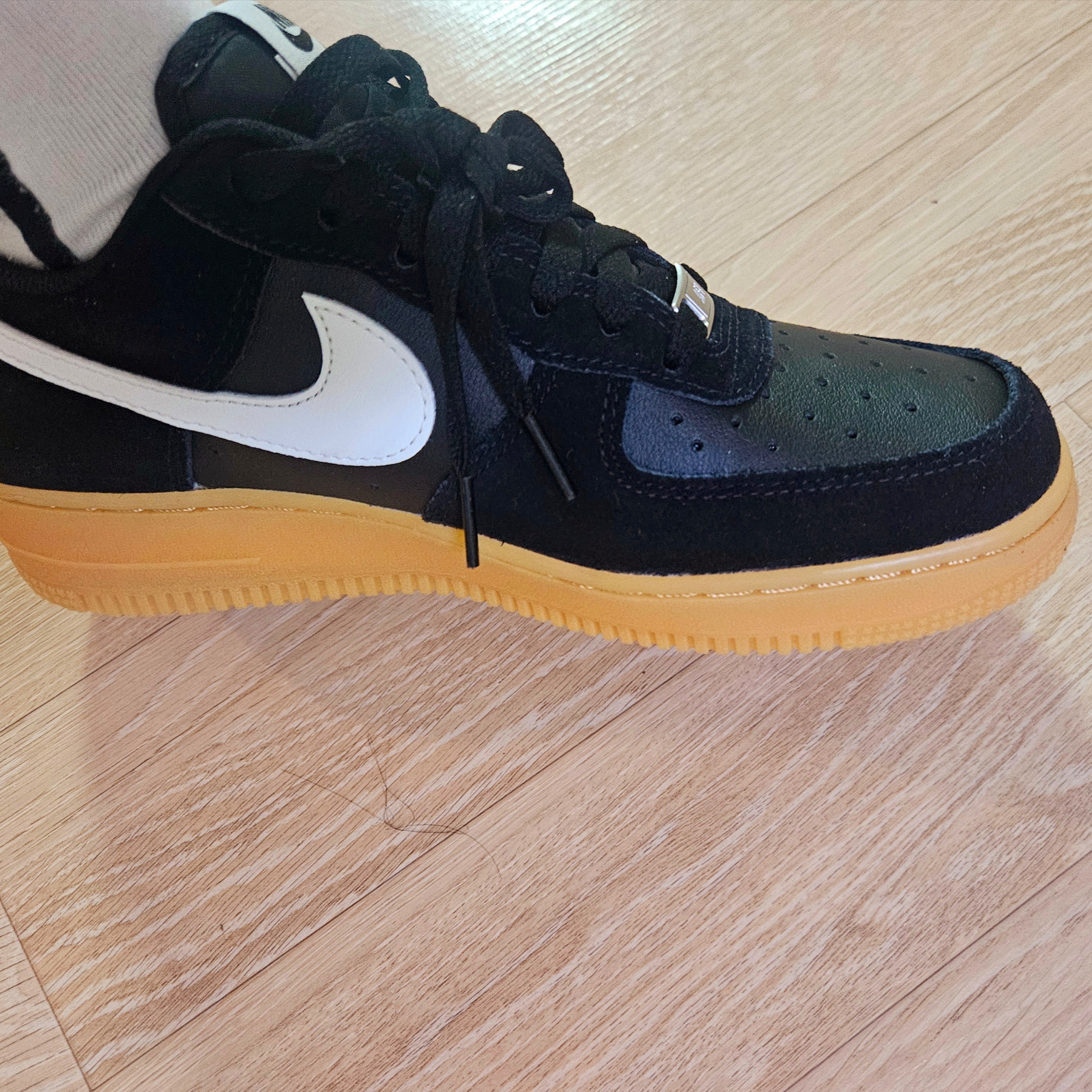 Nike Air Force 1 '07 LV8 Black Gum Light Brown 착용 스타일
