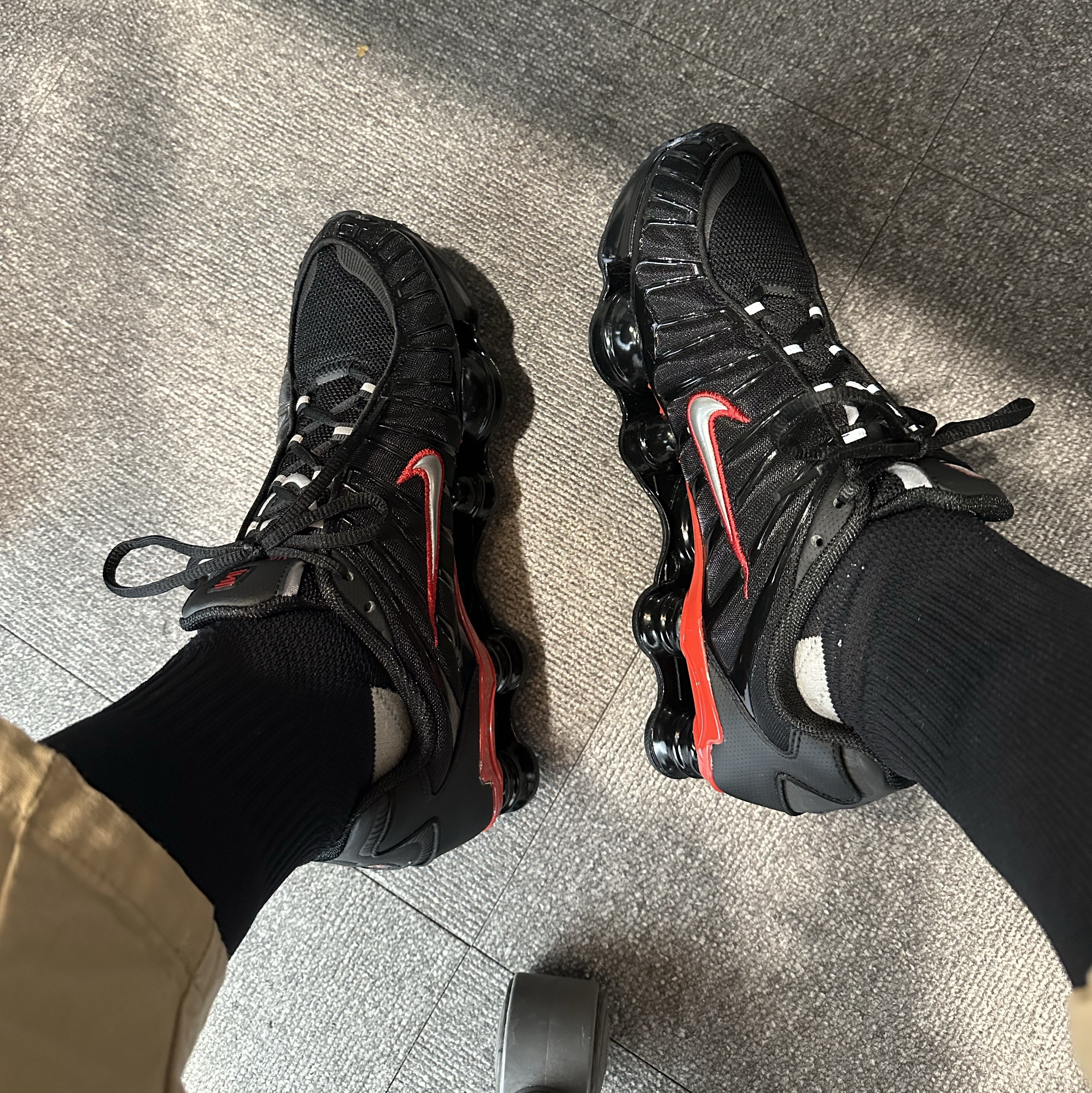 Nike Shox TL Black University Red 착용 스타일