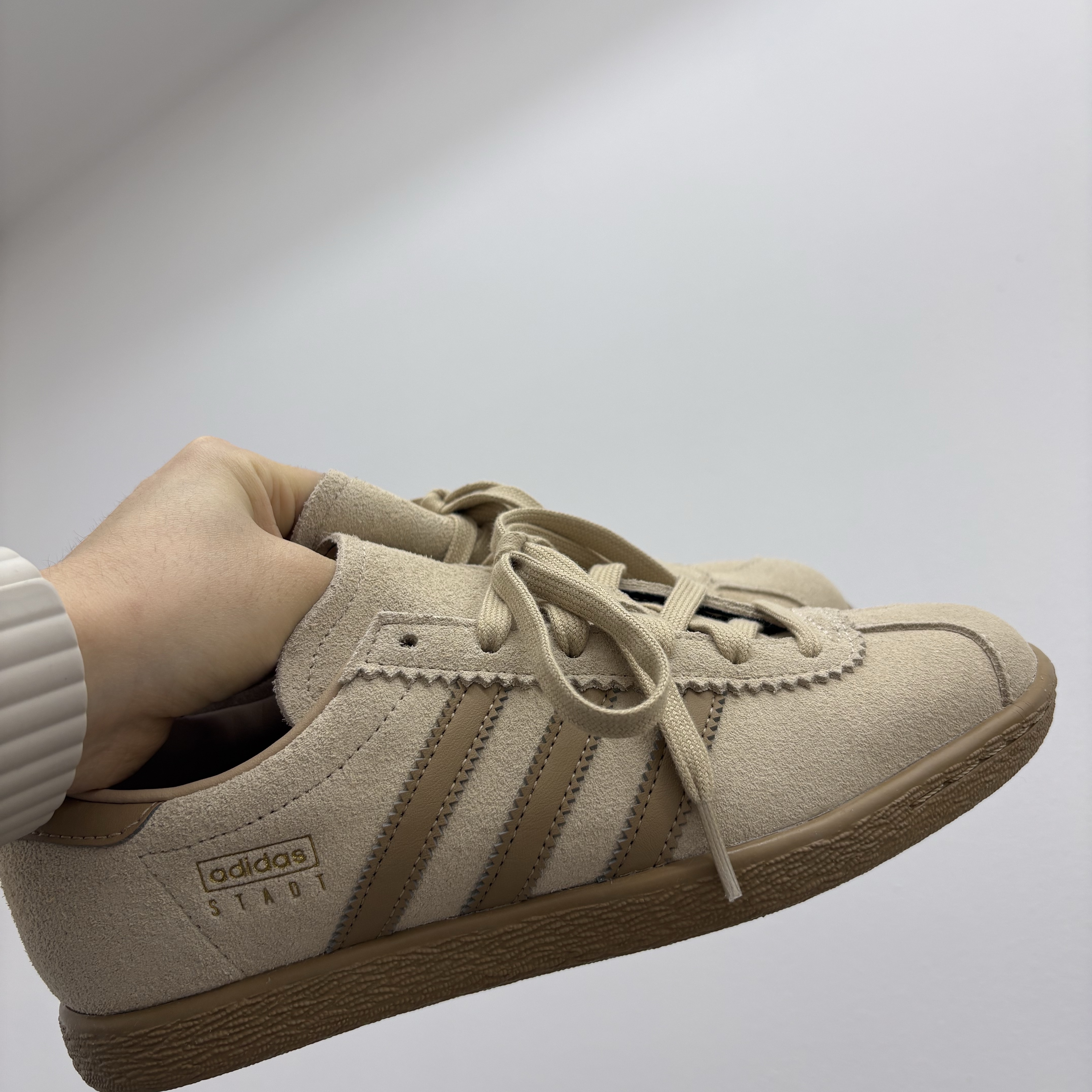 Adidas Stadt Magic Beige 착용 스타일
