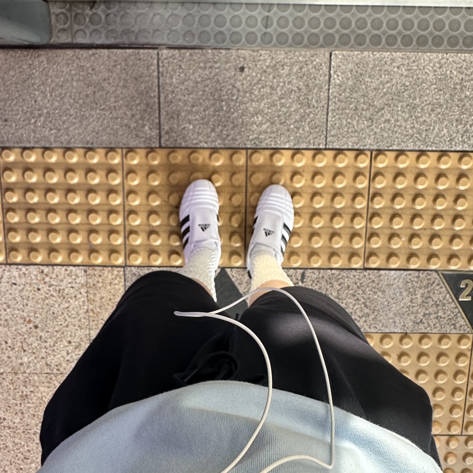 (W) Adidas Taekwondo Cloud White Core Black 착용 스타일 - 2