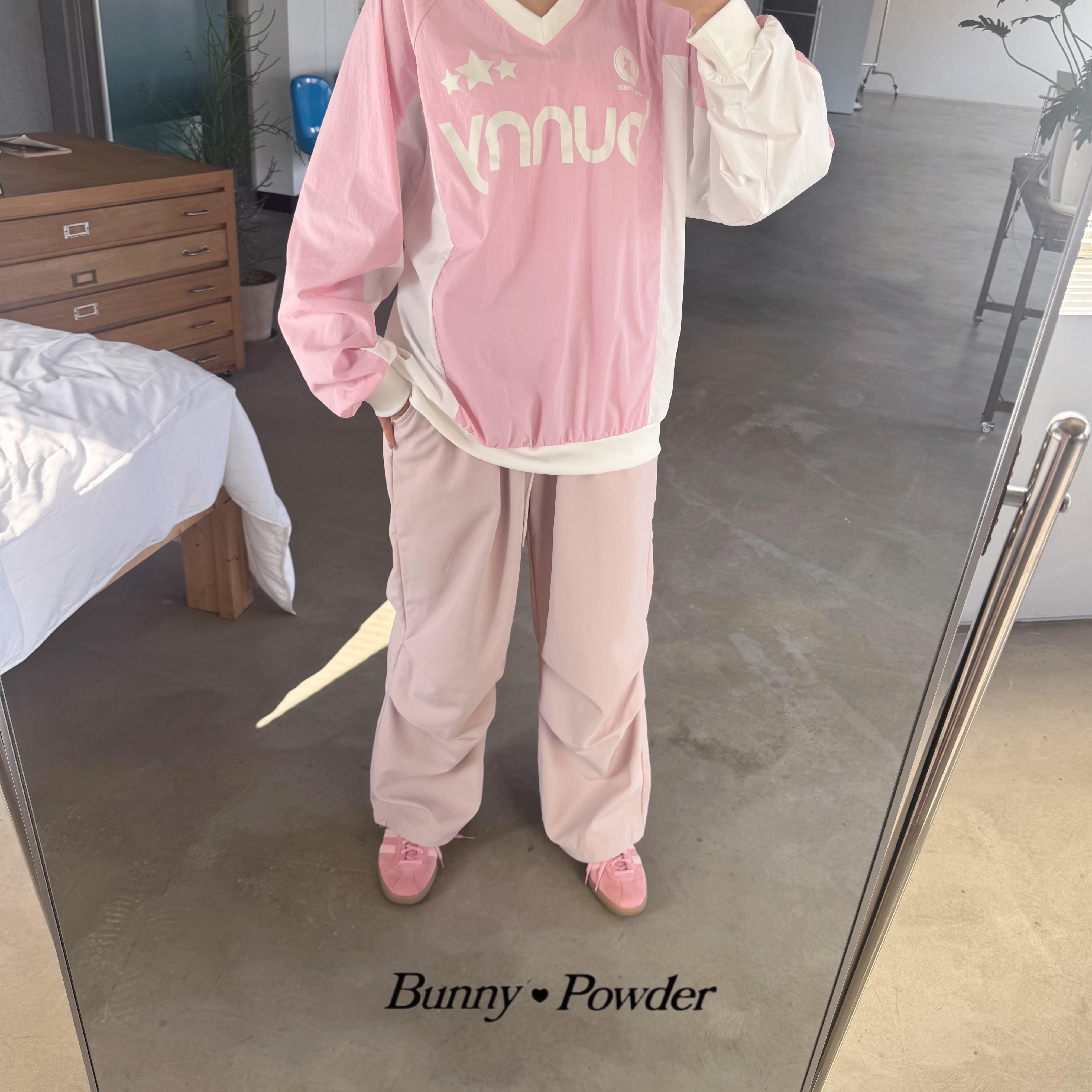Adidas Bermuda Glow Pink 착용 스타일 - 2