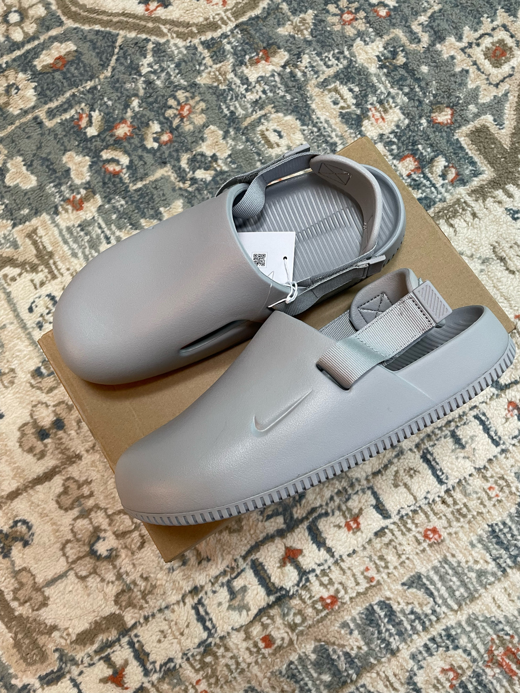 Nike Calm Mule Light Smoke Grey 착용 스타일 - 1