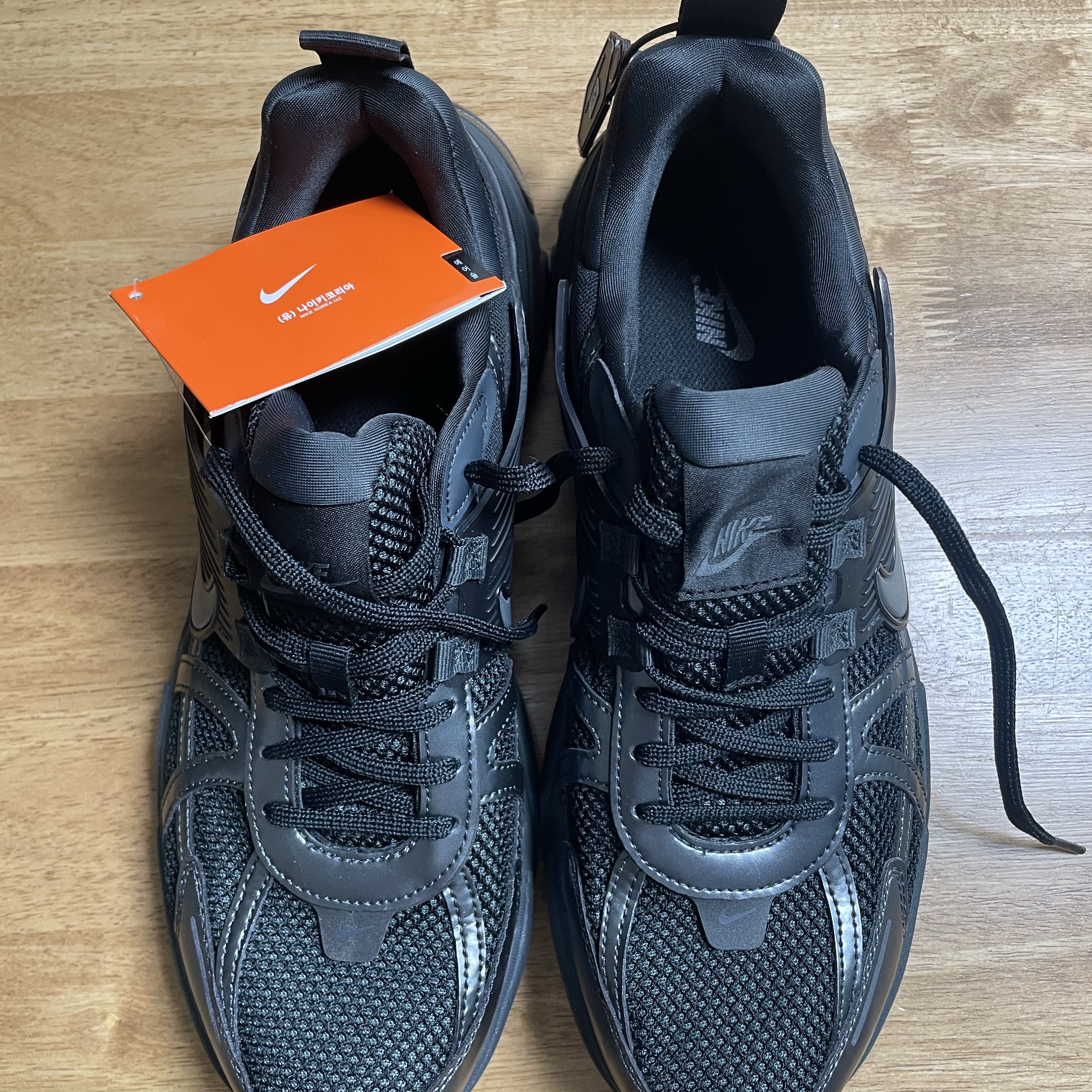 Nike V2K Run Black Anthracite 착용 스타일 - 1