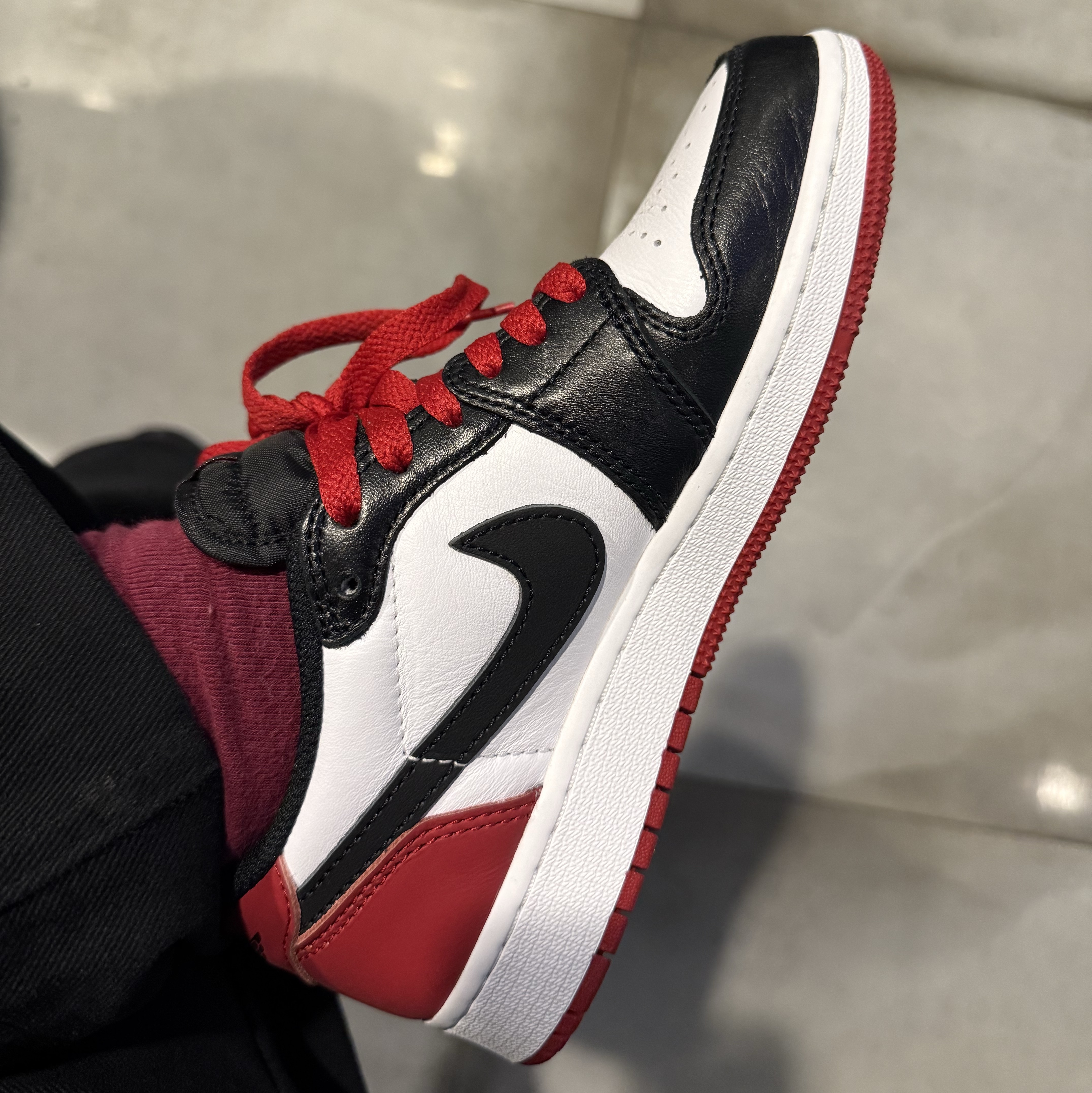 (GS) Jordan 1 Retro Low OG Black Toe 착용 스타일 - 2