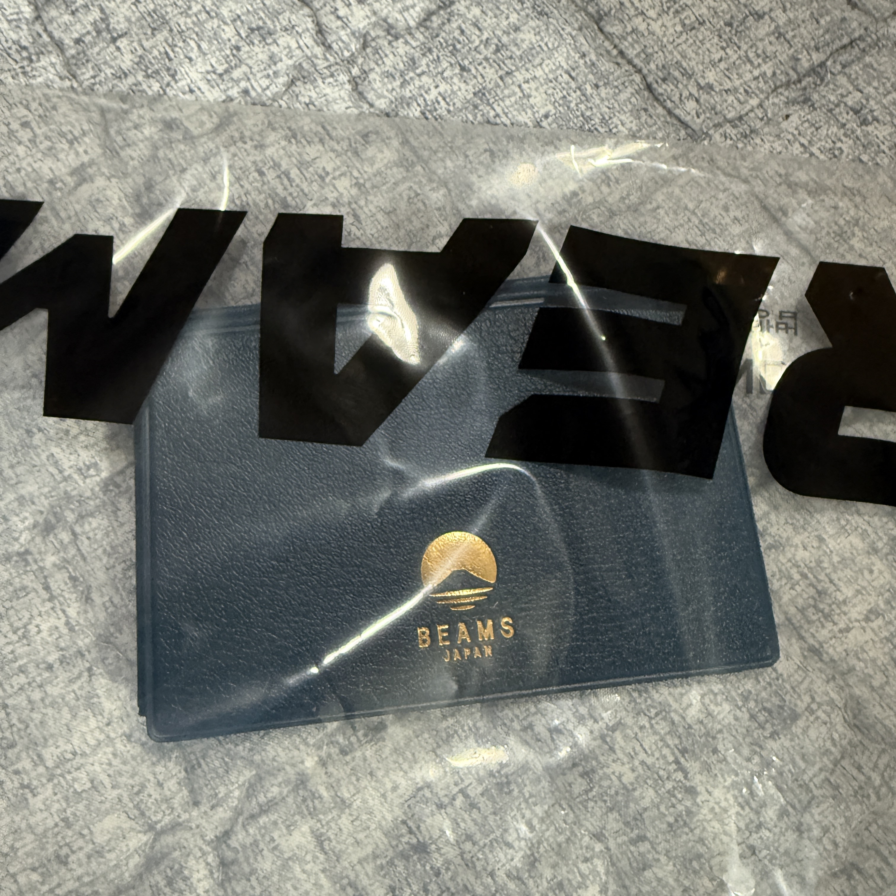 Beams x Hightide Special Order Pass & Card Case Navy 착용 스타일