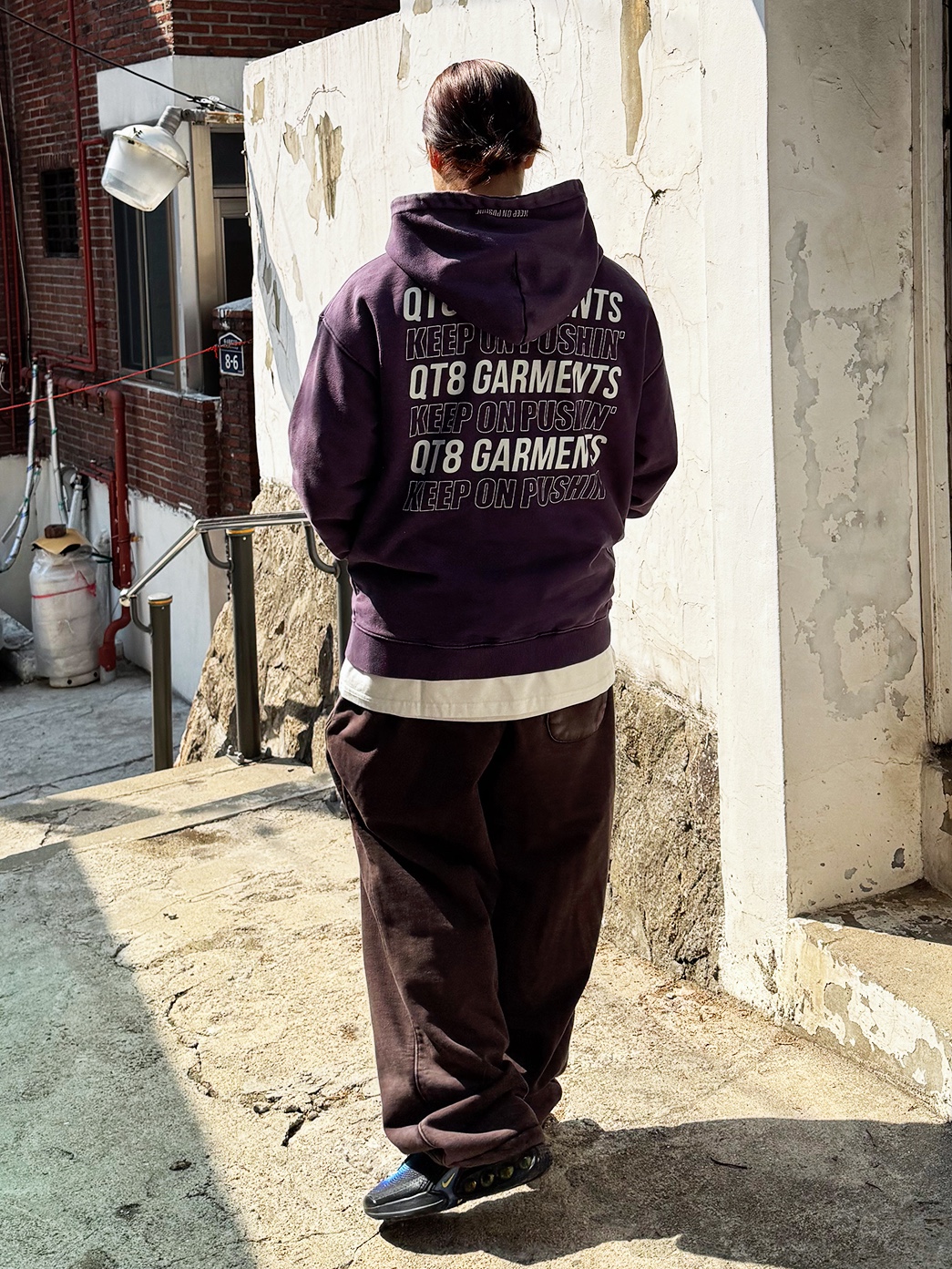 QT8 GARMENTS Slogan Washed Zip-up hoodie Navy, QT8 GARMENTS String Washed Sweatpants Black 착용 스타일 - 2