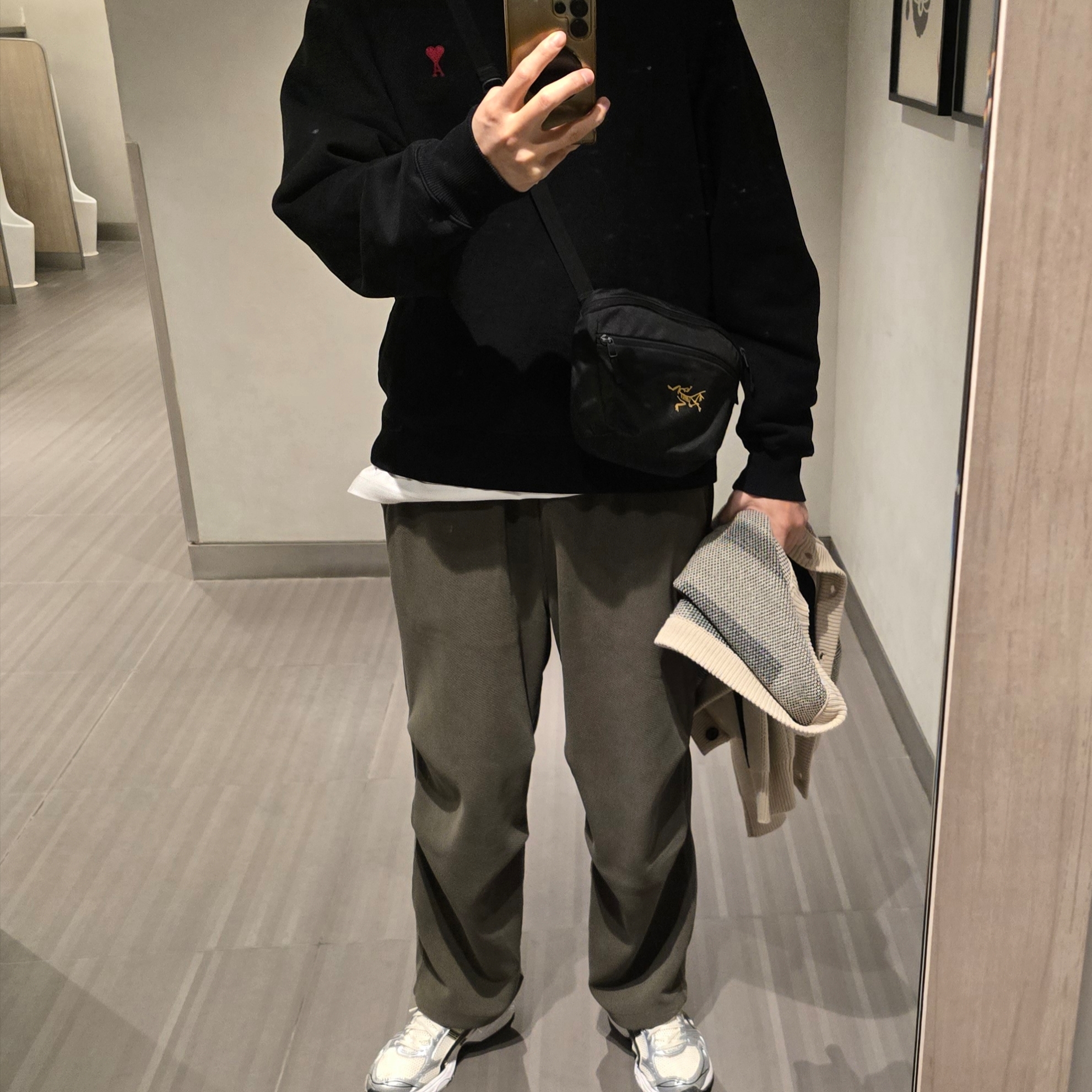AMI de Coeur Sweatshirt Black, Arc'teryx Mantis 2 Waistpack 24K Black 착용 스타일