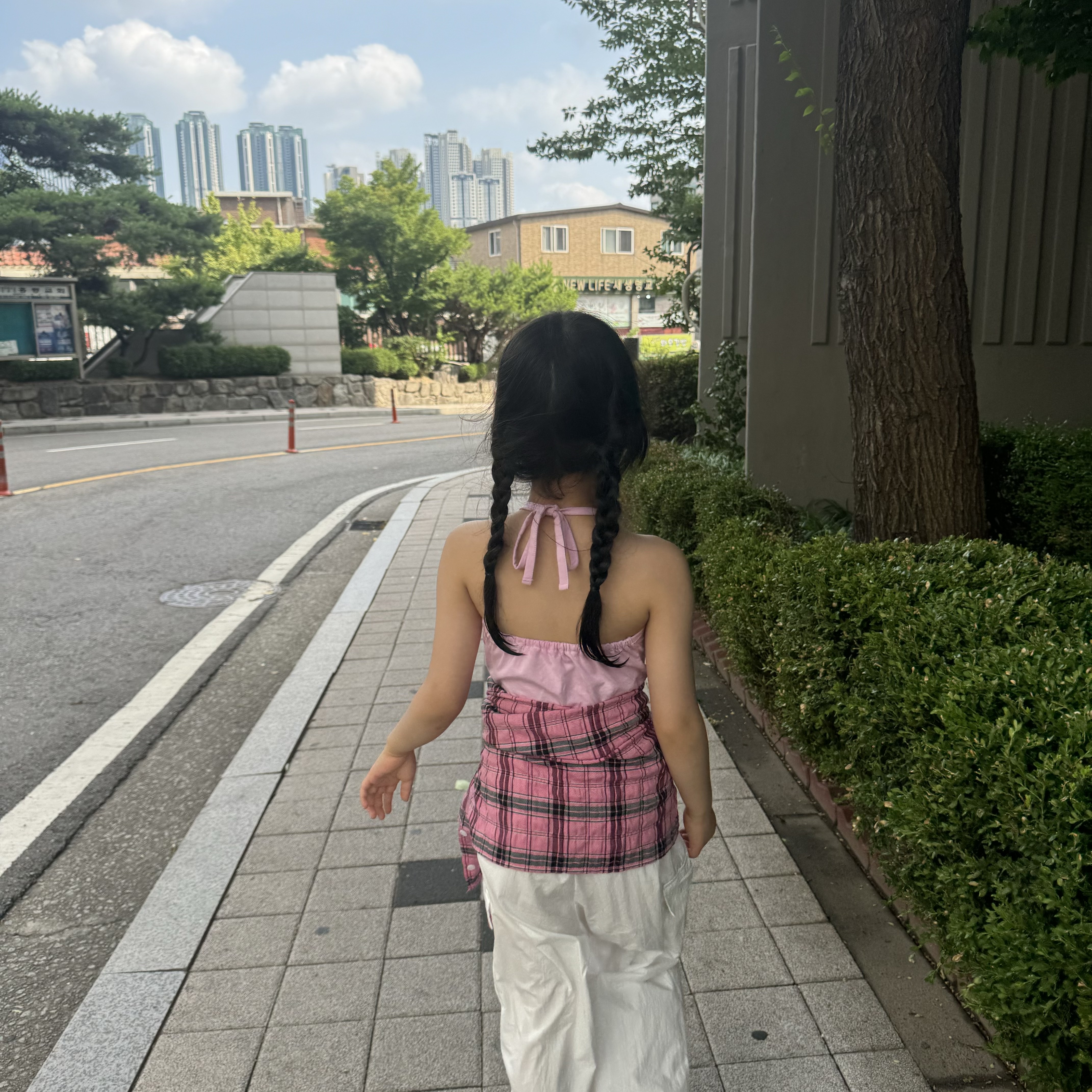 (키즈) 뉴발란스 프리들 920 샌들 블랙 착용 스타일 - 4